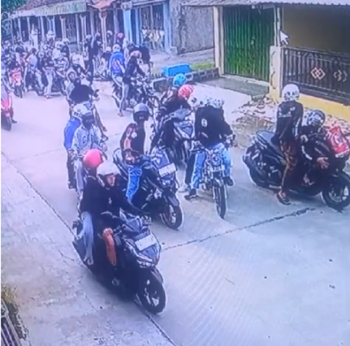 Tangkapan layar rekaman CCTV saat penyerangan terhadap anggota perguruan silat oleh massa perguruan silat lainnya di Desa Kedungupit, Kecamatan/Kabupaten Sragen, Minggu (26/1/2025).