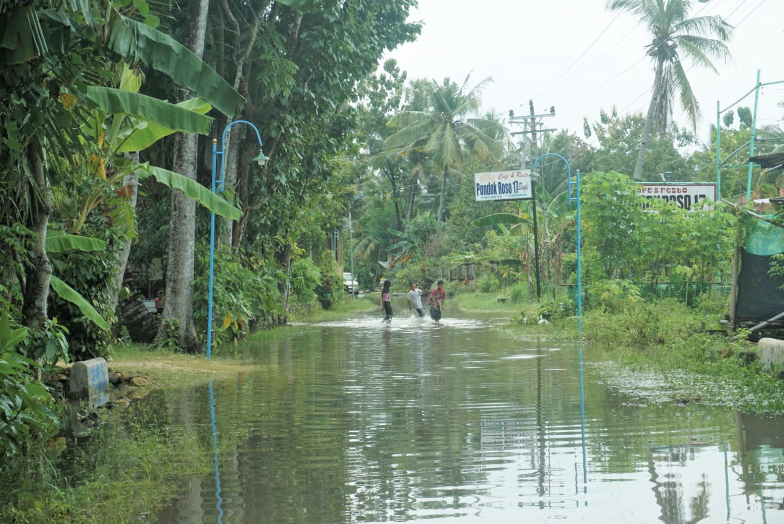 SEHABIS HUJAN: Anak-anak kecil bermain saat banjir terjadi di Desa Krakitan, Kecamatan Bayat, Klaten beberapa hari lalu