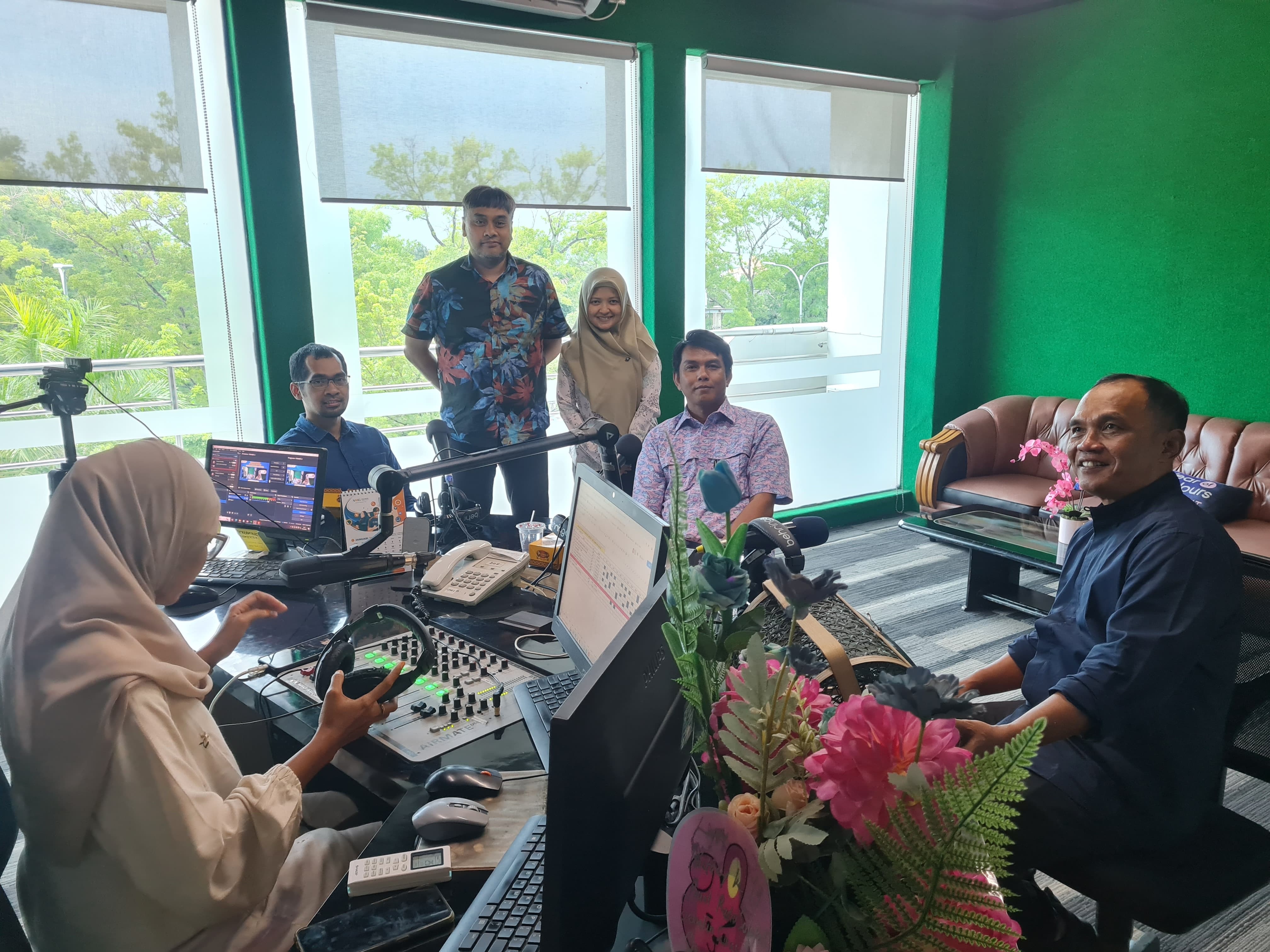 TEBAR MOTIVASI: Ketua DPRD Jateng Sumanto (kanan) menjadi pembicara dalam rubrik Bincang DPRD Jawa Tengah di salah satu radio di Solo, Jumat (17/1).  &nbsp;