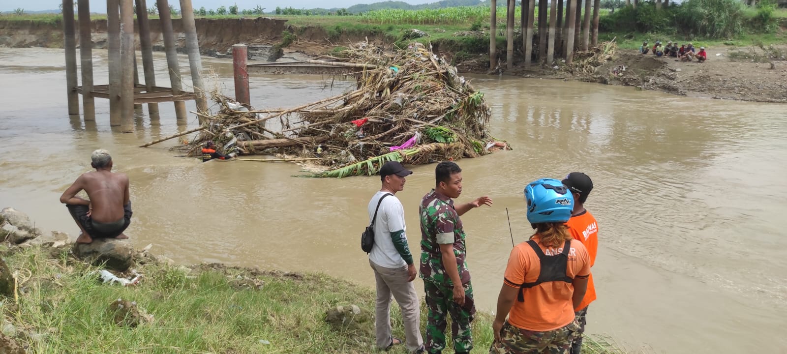 Upaya pencarian nelayan yang tenggelam di aliran anak Sungai Serang, Kecamatan Kemusu, Boyolali.