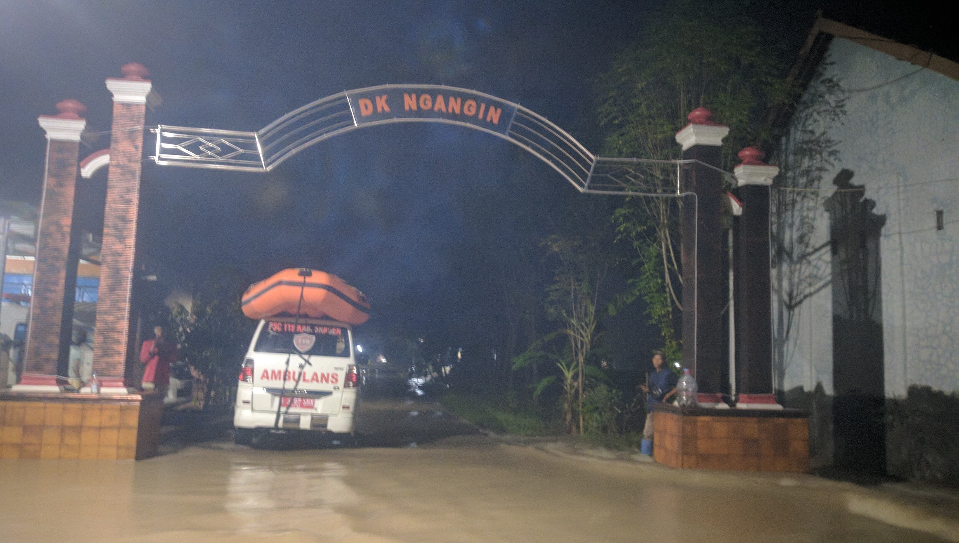 Ambulans kirim perahu karet di daerah terdampak banjir di Sragen, Senin (27/1/2025).