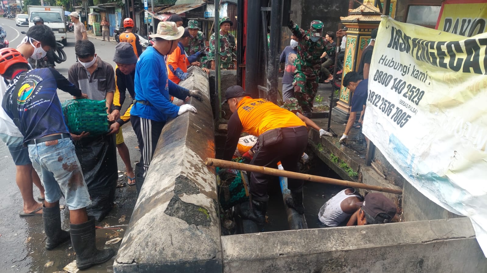 gabungan dari TNI, Polri, BPBD Sukoharjo, relawan, dan warga setempat melakukan aksi bersih-bersih sampah di saluran air Desa Gentan, Baki, Sukoharjo, Selasa (28/1/2025).