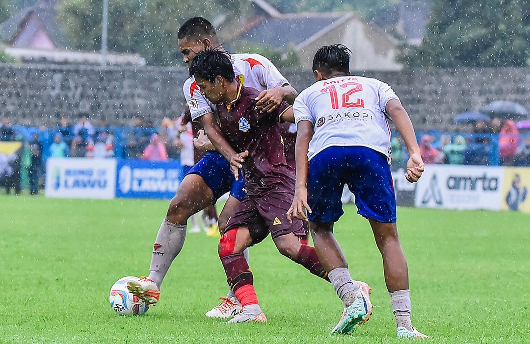 Pertandingan Persika Karanganyar melawan PPSM Magelang di Stadion Angkatan 45  Karanganyar, 29 Januari 2025.
