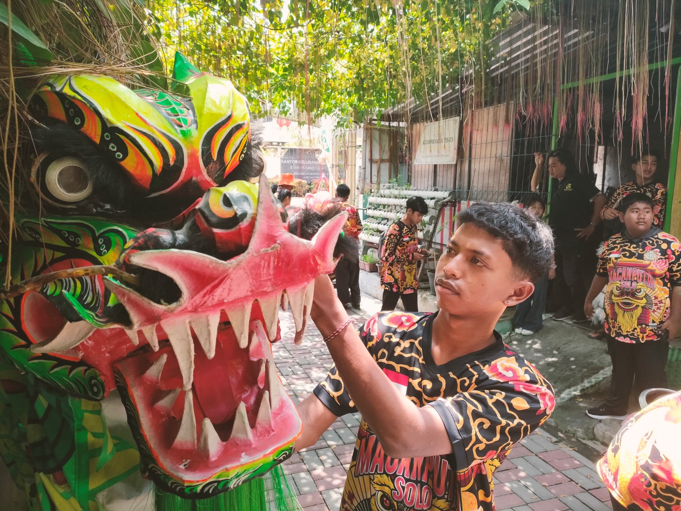AKULTURASI: Pemain Barongsai Macan Putih tidak hanya warga Tionghoa, namun ada juga pemuda lokal.
