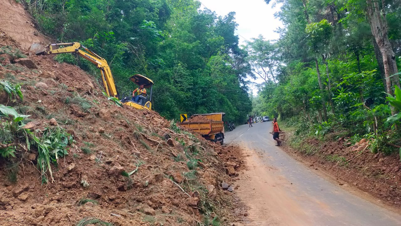 Penanganan longsor di jalan penghubung Wonogiri-Pacitan, Kecamatan Kismantoro, Wonogiri belum lama ini.