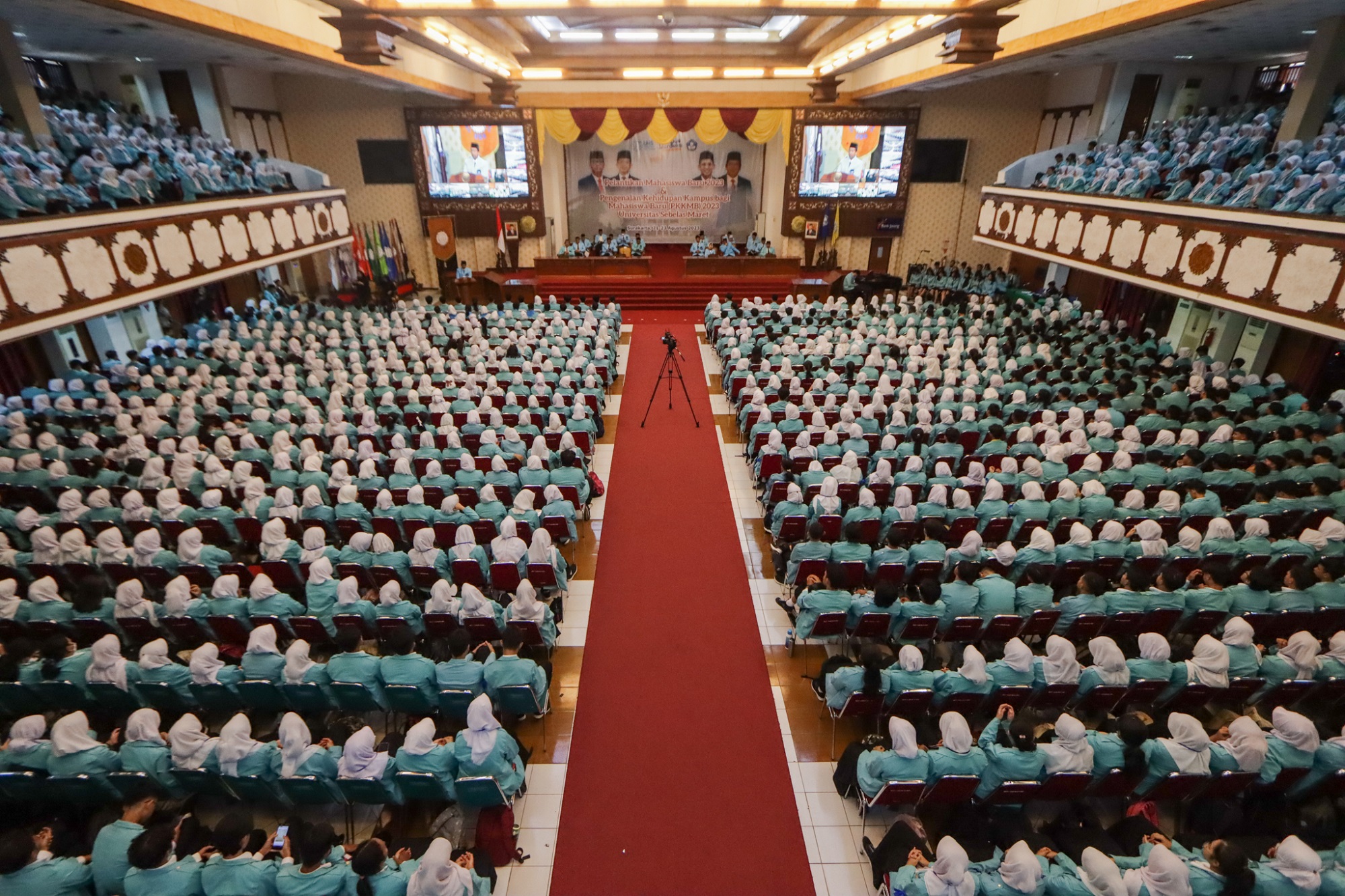 Ribuan mahasiswa mengikuti PKKMB UNS 2024 (M Ihsan/Radar Solo)