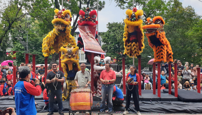 Atraksi barongsai dan liong naga meriahkan perayaan Imlek 2025 di Solo Grand Mall.