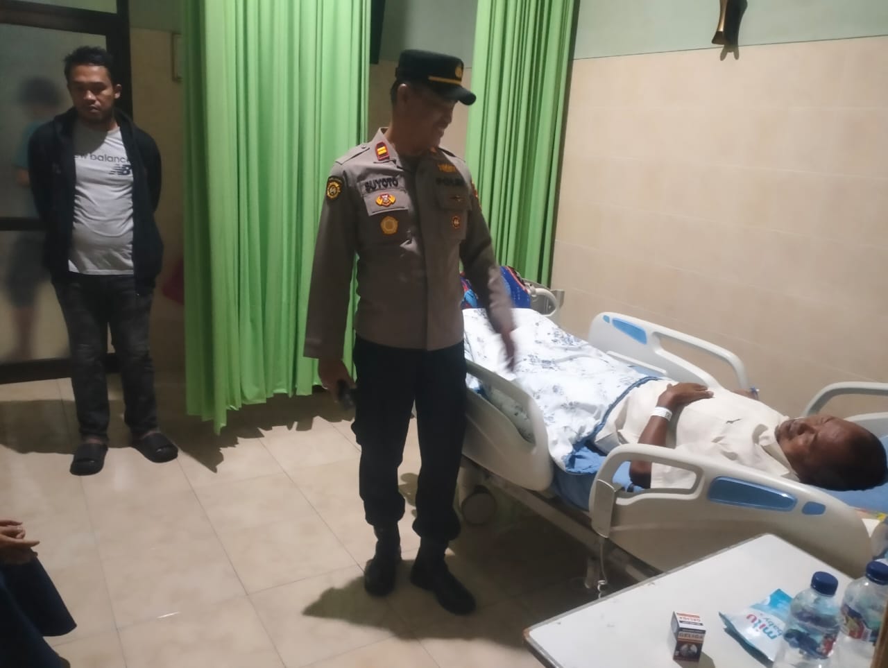Polisi menjenguk warga Desa Sempukerep, Sidoharjo, Wonogiri yang mengalami gejala keracunan baru-baru ini.