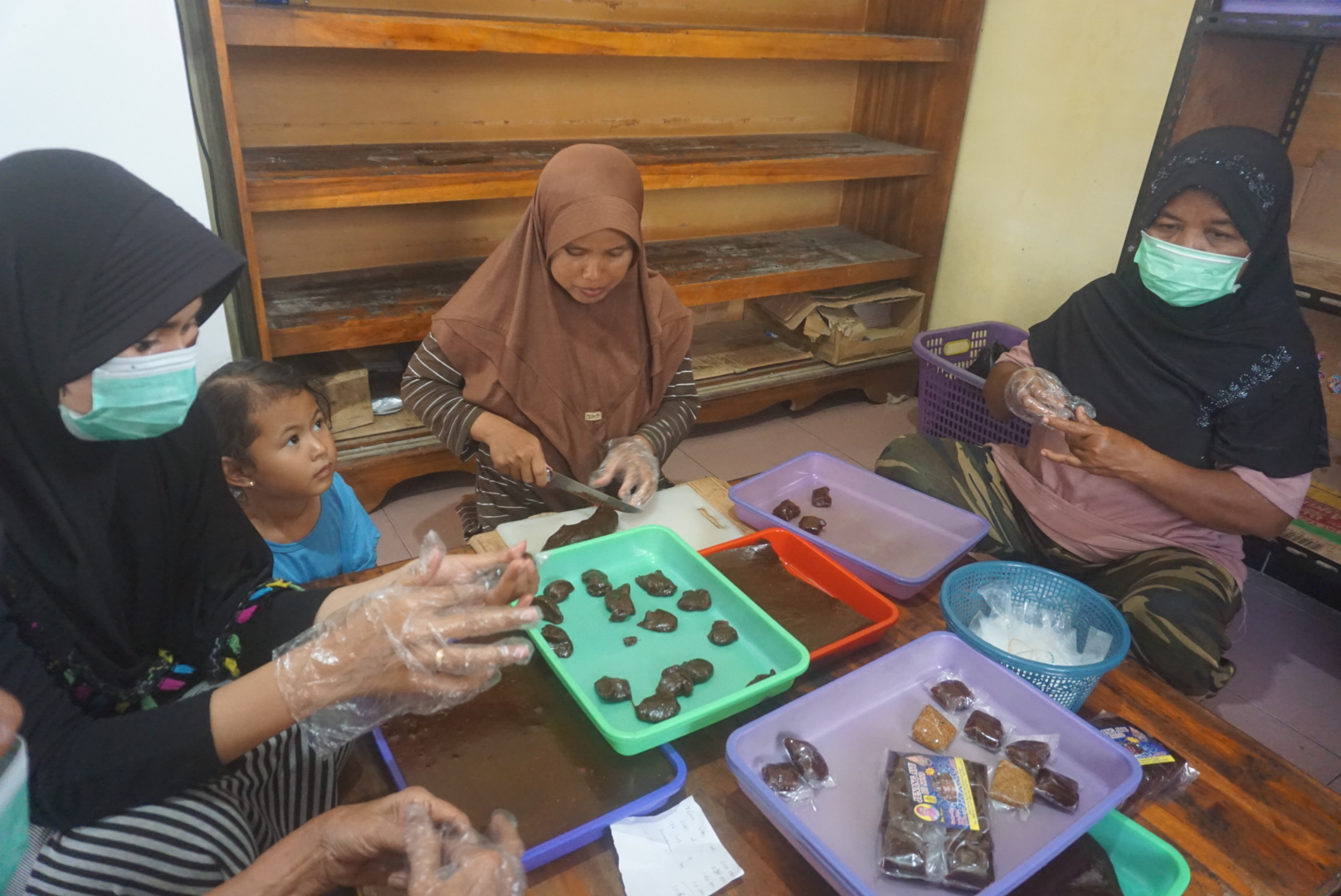 Proses pemotongan dan pengemasan Jenang Ayu Bu Sono di Desa Pacing, Kecamatan Wedi, Rabu (28/1/2029). (Angga Purenda/Radar Solo)