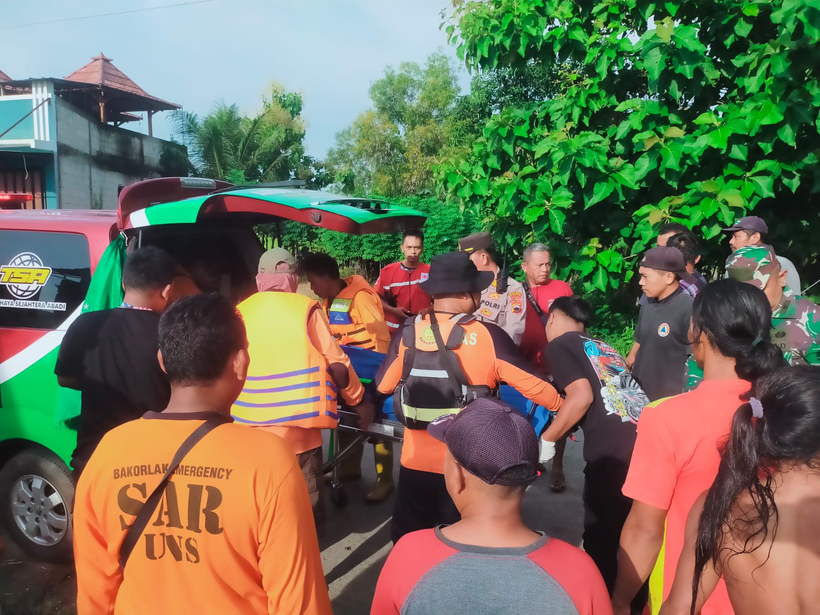 Tim SAR Gabungan mengevakuasi jenazah nelayan yang tenggelam di Sungai Serang-Braholo, Rabu (29/1/2025).