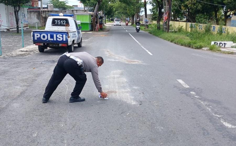 Satlantas Polres Karanganyar olah TKP kecelakaan di jalan Jaten-Tasikmadu sebelah timur Pabrik Gula Tasikmadu, Rabu (29/1/2025). (Rudi Hartono/Radar Solo)