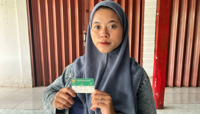 Peserta JKN Segmen PPU asal Boyolali yang menunjukan Kartu BPJS Kesehatan.