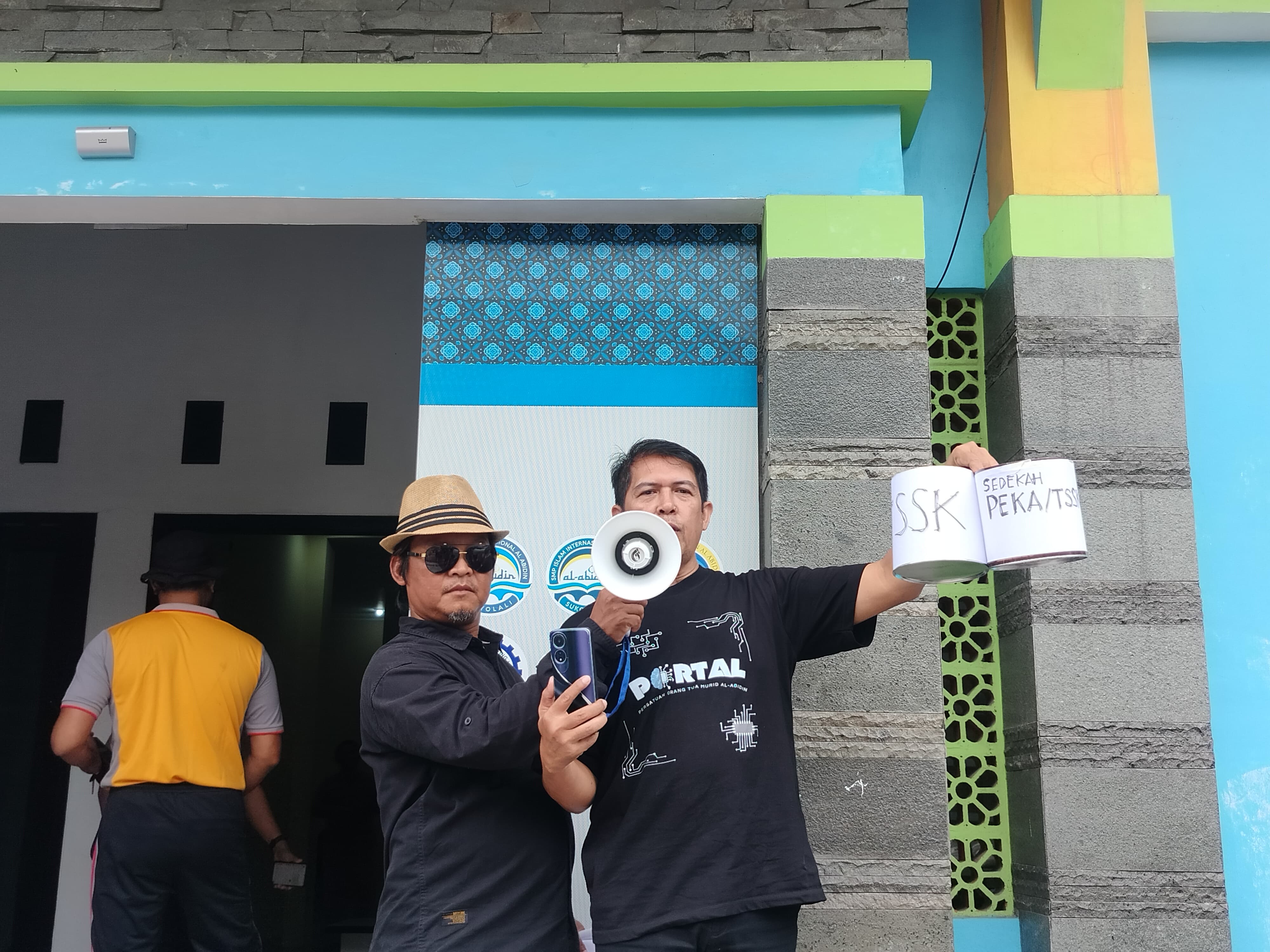 Persatuan Orang Tua Murid Al Abidin (Portal) gelar aksi di depan kantor Yayasan Al Abidin Banyuanyar, Banjarsari, Solo.