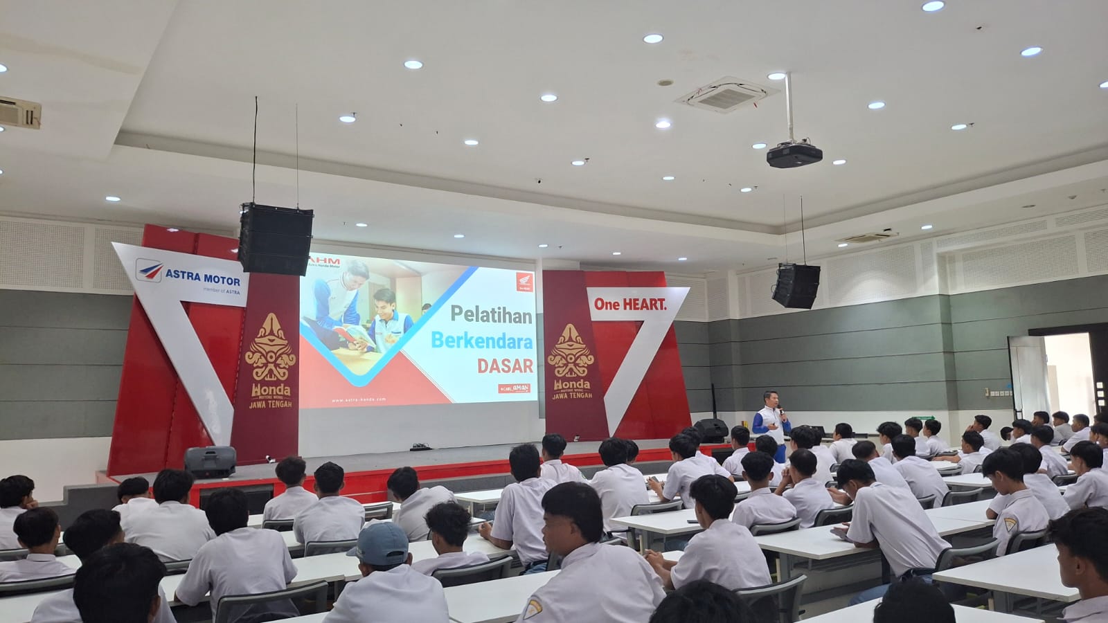 Murid SMK NU 01 Kenda dijelaskan tentang Sistem Digitalisasi yang dilakukan di dealer dan aplikasi canggih yang digunakan oleh setiap dealer Honda di Jawa Tengah.
