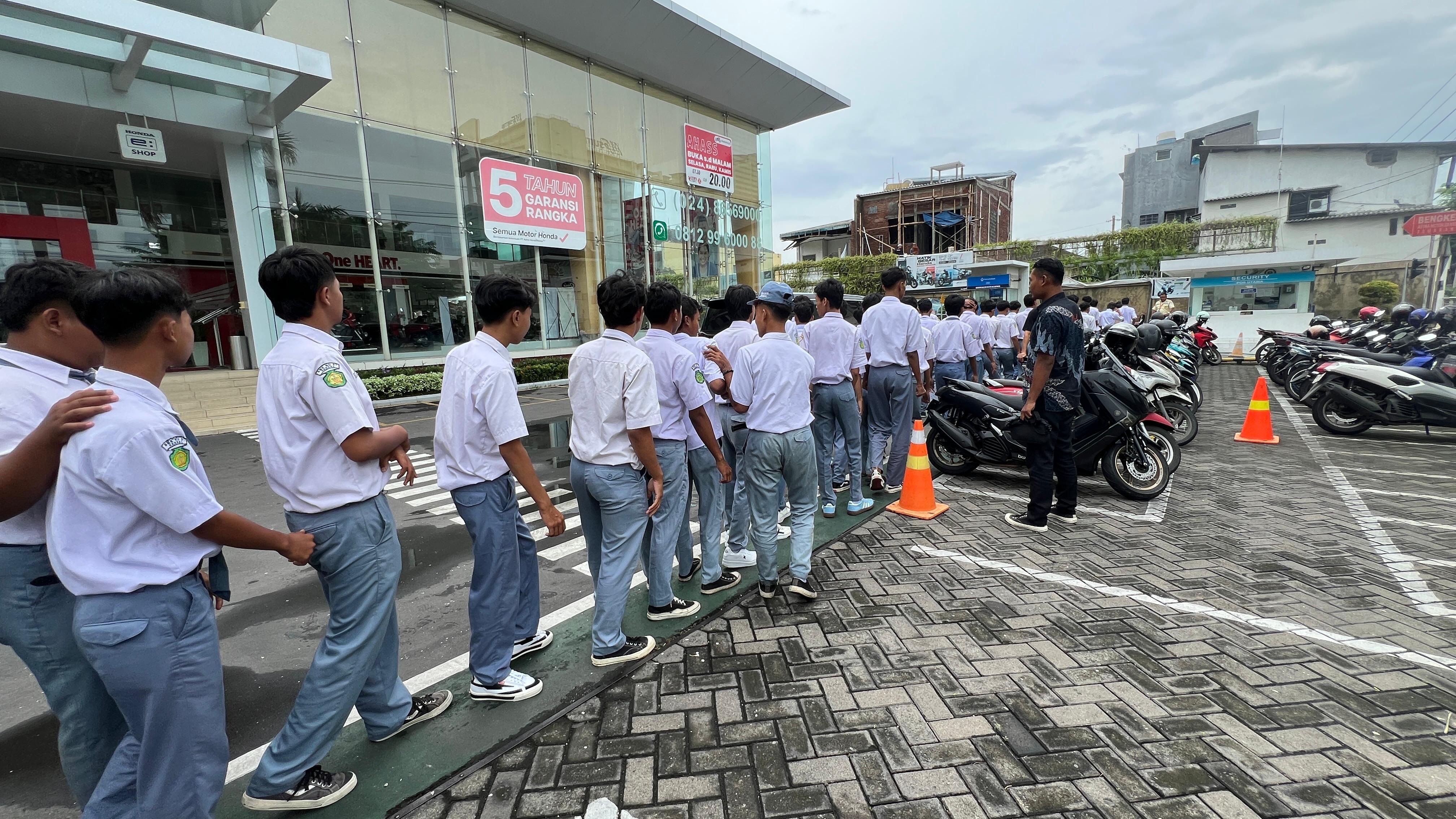 Para siswa diajak untuk berkeliling area dealer Astra Motor Center Semarang dan dijelaskan oleh Service Advisor terkait apa saja yang dilakukan dealer.