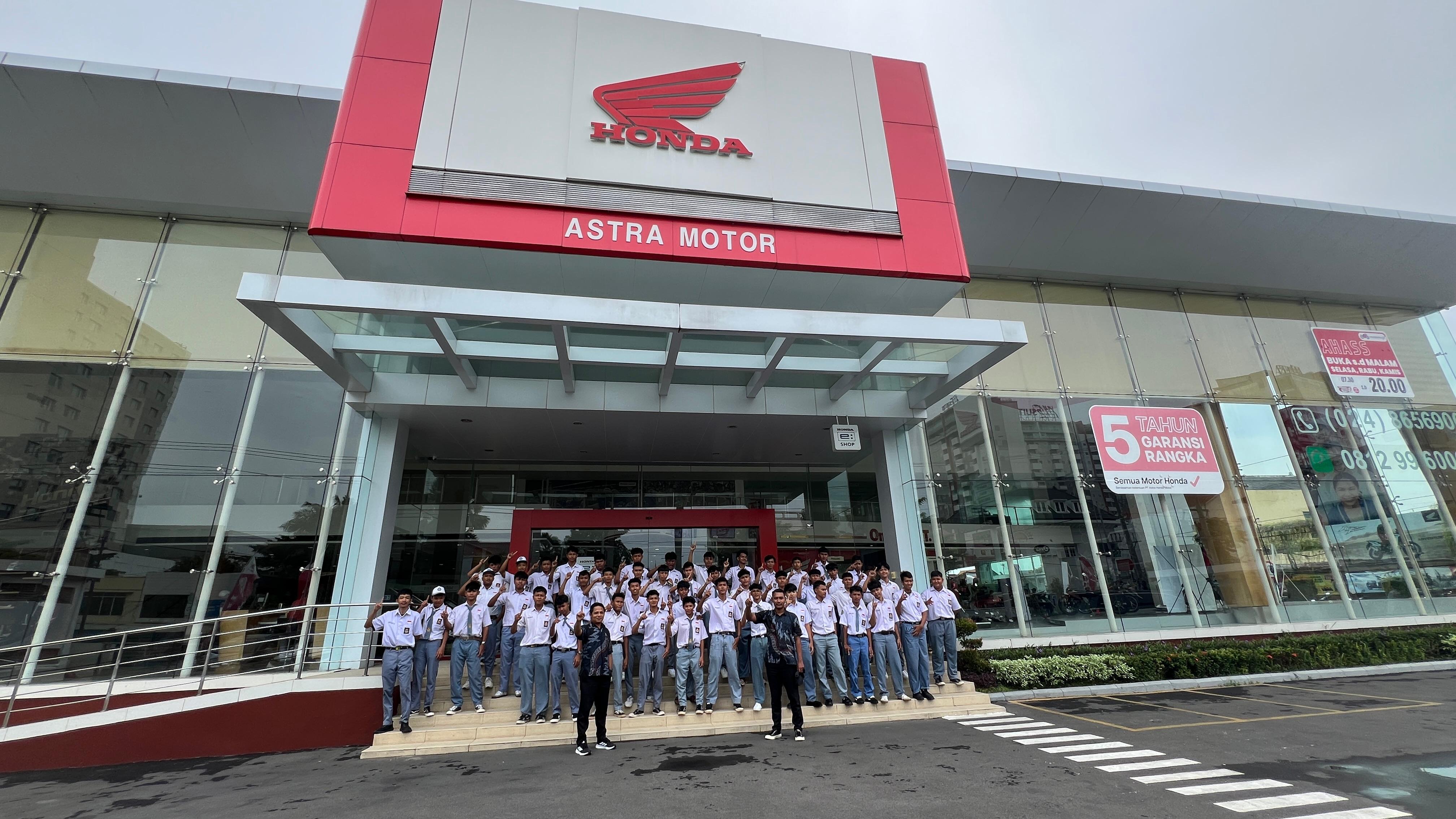 Siswa SMK NU 01 Kendal mengikuti Study Tour di Dealer Astra Motor Center Semarang, Jumat (31/01/25).