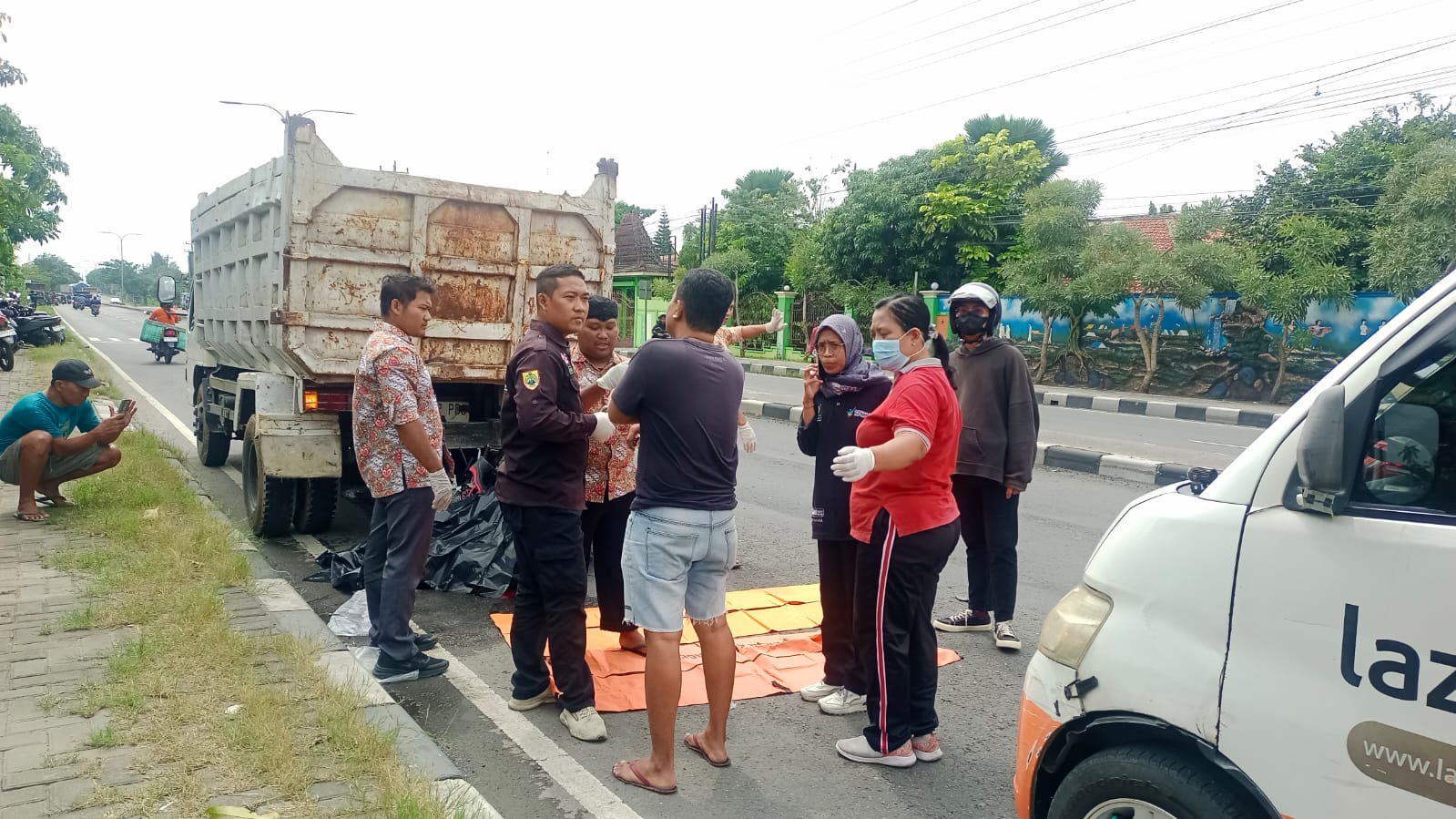 Relawan mengevakuasi korban meninggal kecelakaan di Jalan Sragen-Solo, perempatan Nguwer, Gebang, Masaran, Sragen, Jumat (31/1/2025). (Ahmad Khairudin/Radar Solo)