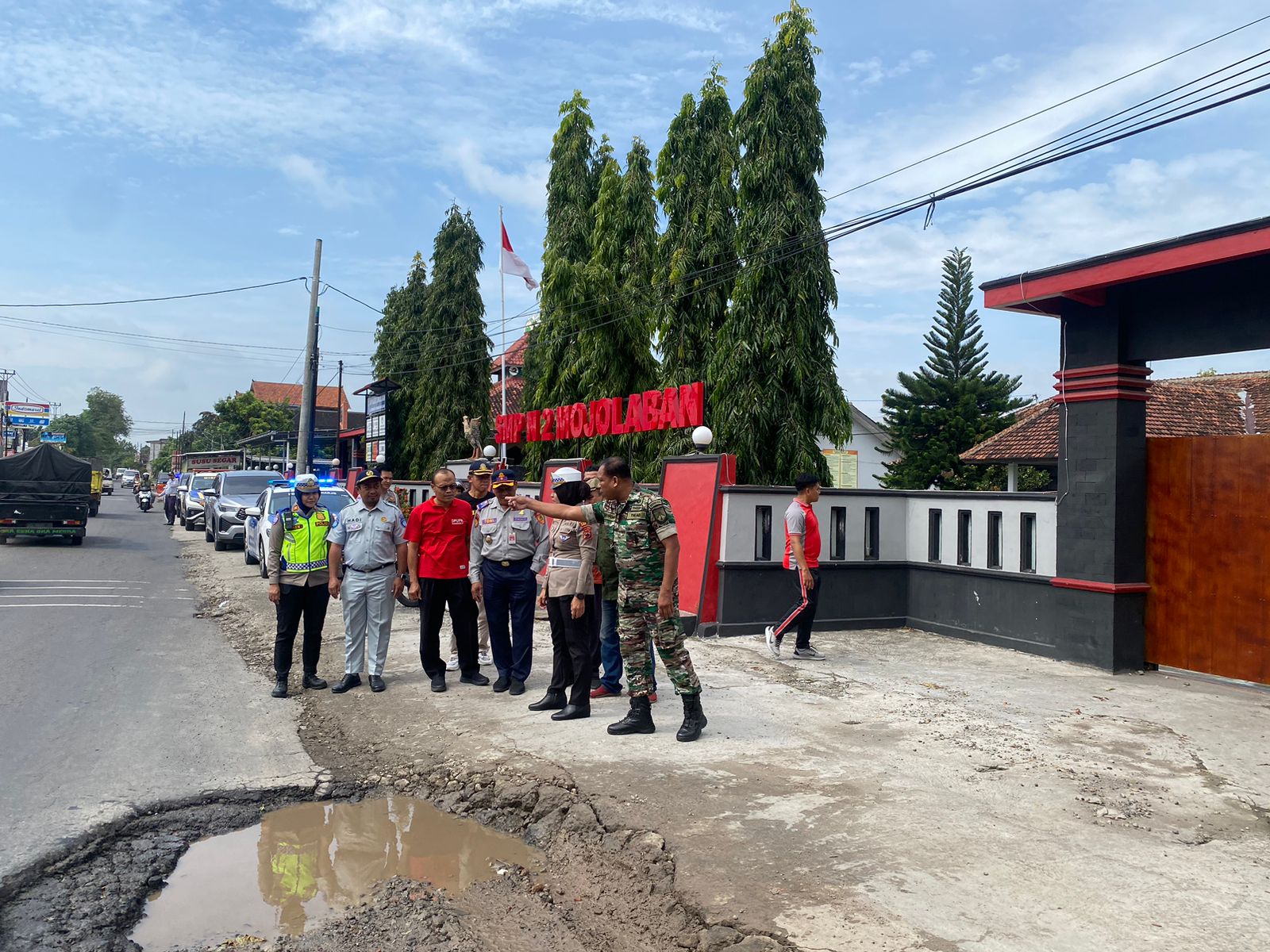 Satlantas Polres Sukoharjo bersama TNI, Dishub, Jasa Raharja, serta DPUPR melakukan pengecekan kondisi jalan di sepanjang ruas Bekonang-Mojolaban, Jumat (31/1/2025).