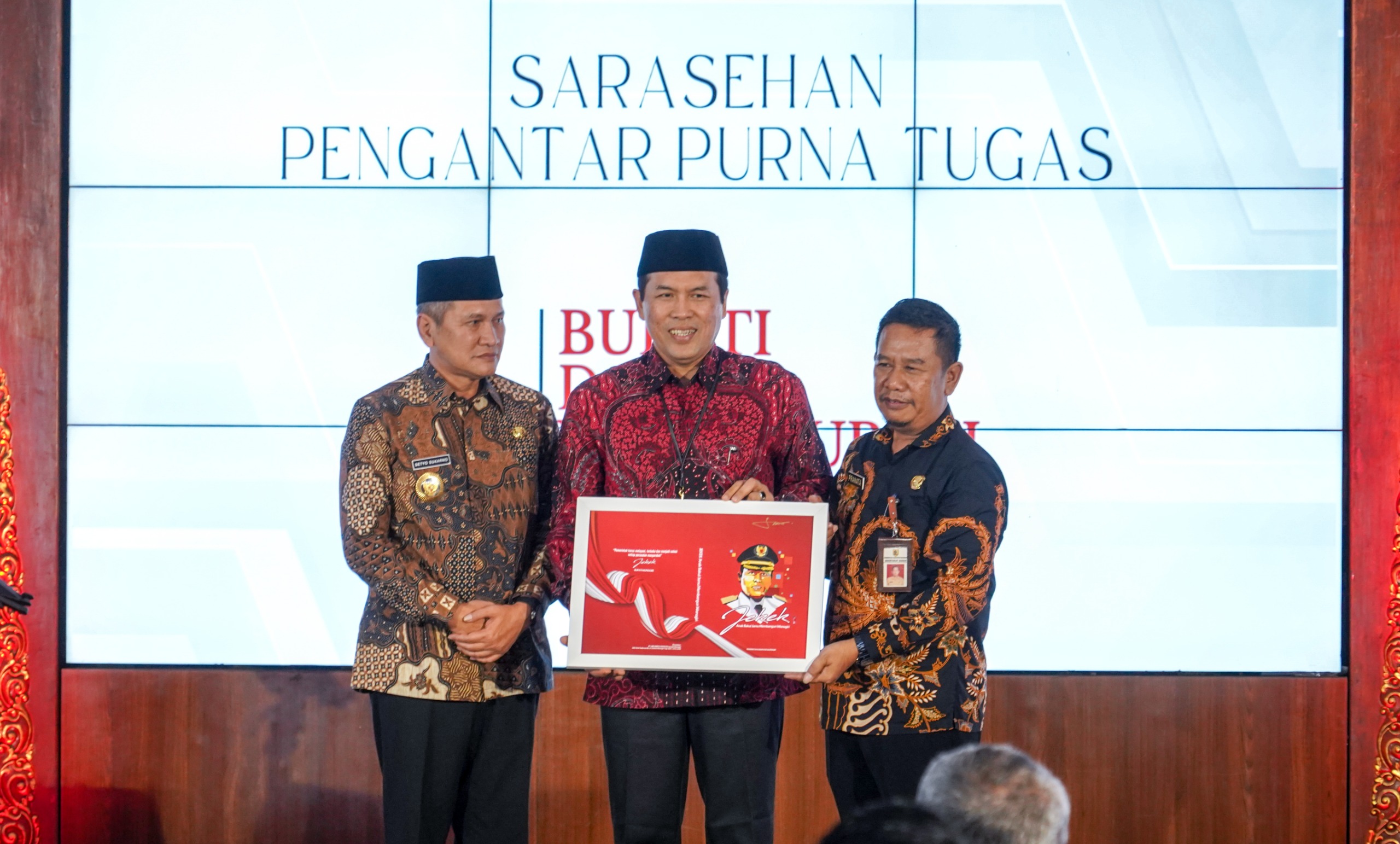 Sekda Wonogiri FX Pranata dan Wabup Setyo Sukarno serahkan buku berjudul "Jekek Anak Bakul Jamu Membangun Wonogiri" kepada Bupati Joko Sutopo, Jumat (31/1/2025).