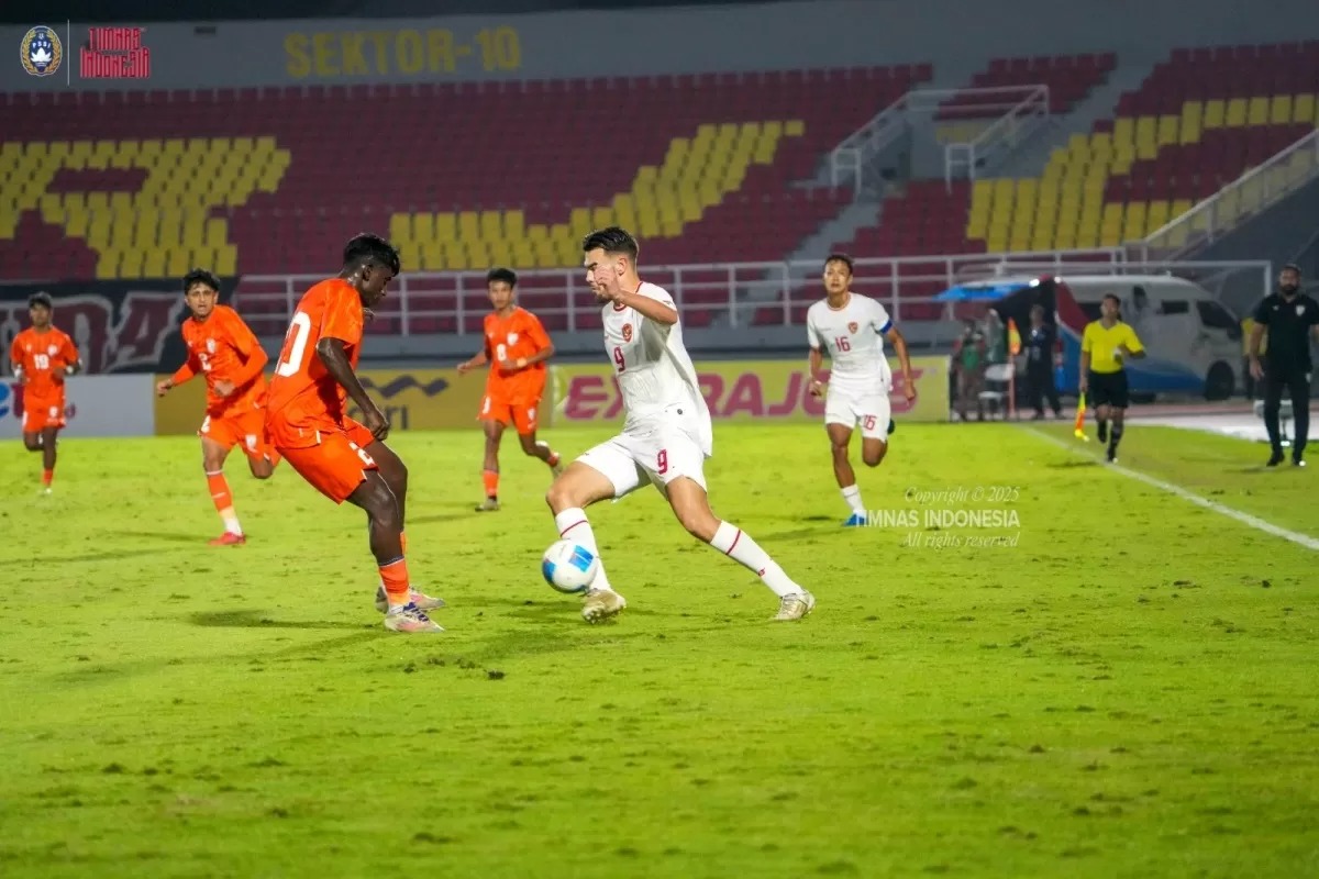 Jens Raven ketika menghadapi pemain India dalam turnamen mini Mandiri Challenge Series 2025 di Stadion Gelora Delta Sidoarjo, Kamis (30/1/2025) malam.