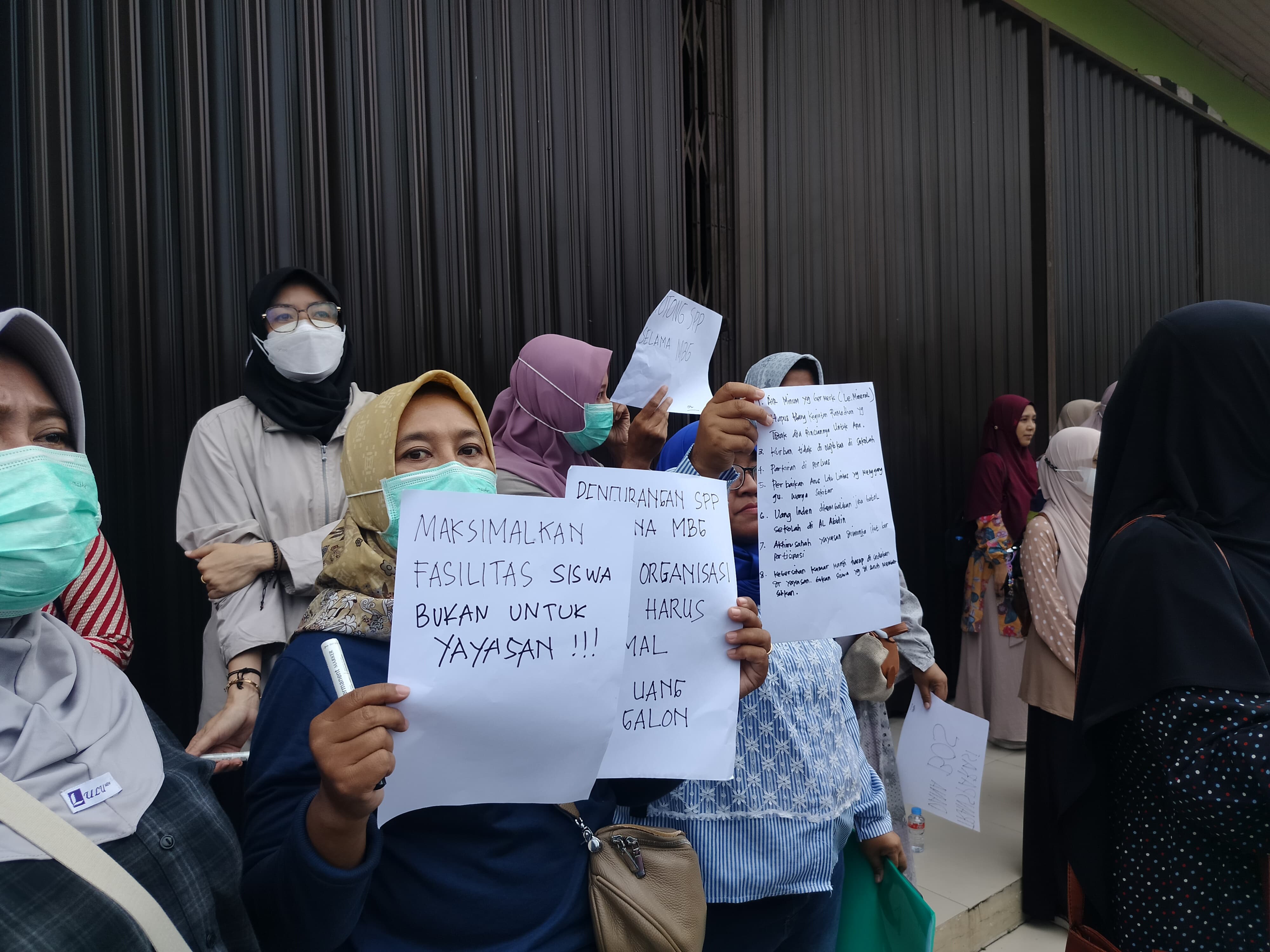 Persatuan orang tua murid Al Abidin (Portal) menggelar aksi menuntut transparansi anggaran, Jumat (31/1/2025).