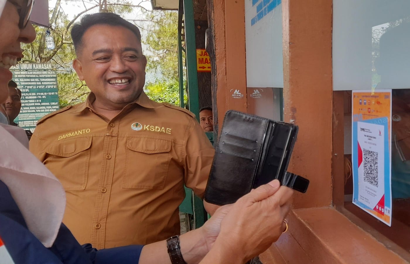 Kepala BKSDA Jateng Darmanto pastikan penggunaan qris di taman wisata alam Grojogan Sewu, Karanganyar lancar, Jumat (31/1/2025).