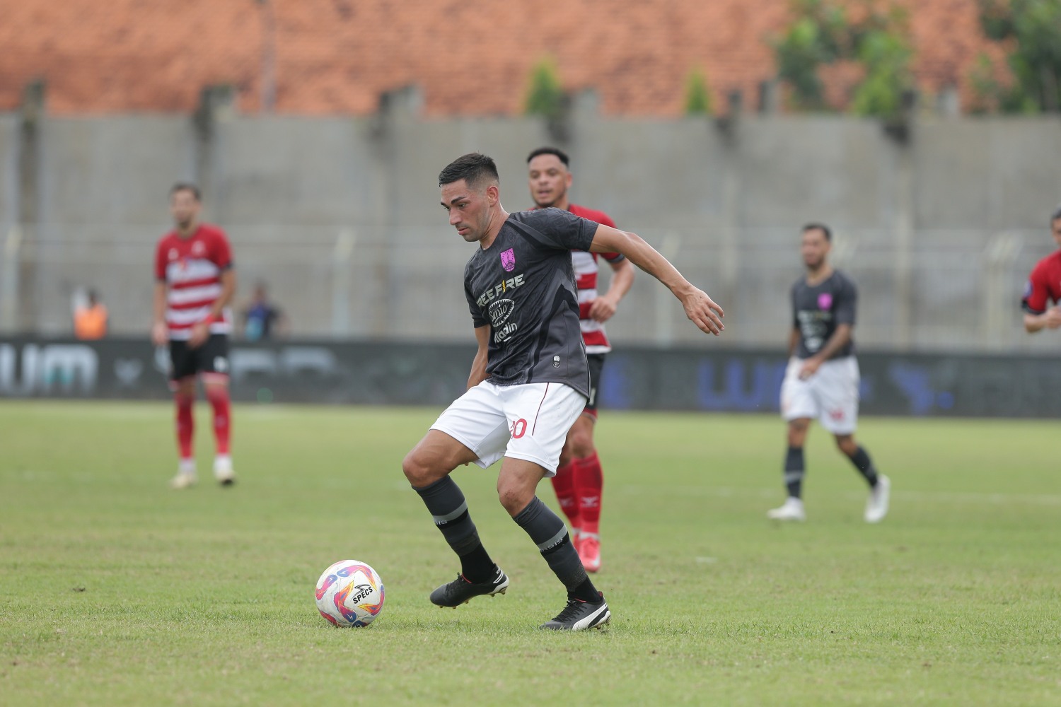 TUMBANG: Gelandang serang anyar Persis Solo Lautaro Belleggia gagal berikan kemenangan, usai ditekuk tuan rumah Madura United di Stadion Gelora Bangkalan, Sabtu sore (1/2/2025).