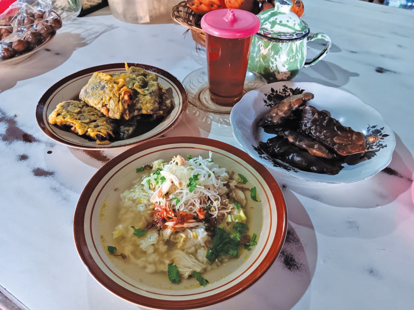 MELEGENDA: Seporsi Soto Mbah Darmo yang dinikmati dengan lauk tempe benguk di Desa Wanglu, Kecamatan Trucuk, Klaten.