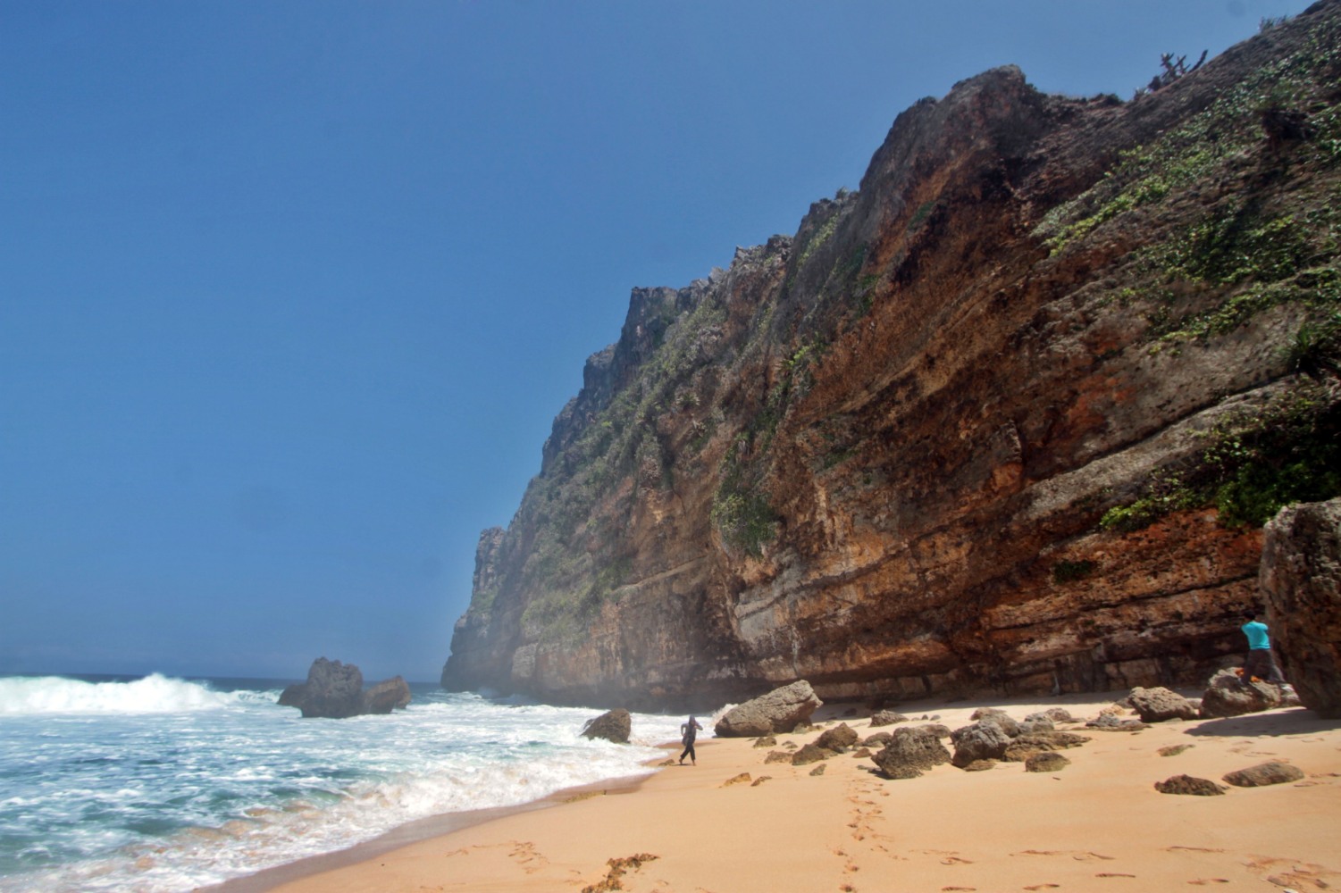 MENAWAN: Panorama alam tebing karst menjadi ciri khas Pantai Karangpayung. Pantai ini belum banyak dikunjungi wisatawan.