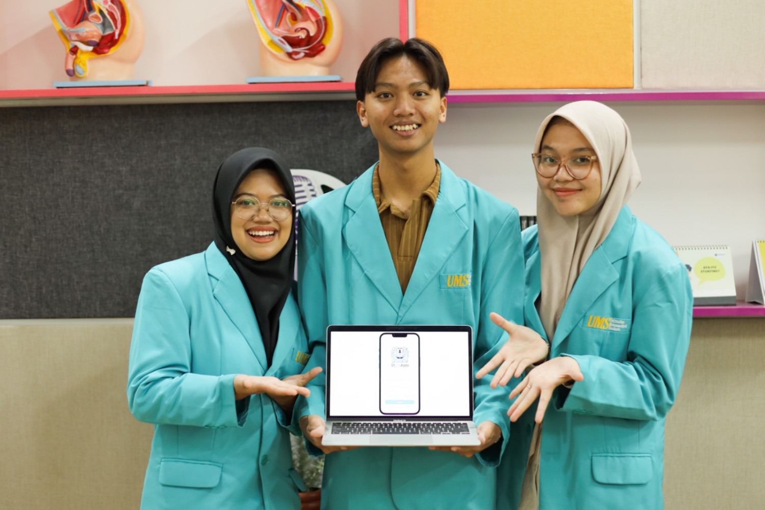 TERBAIK: Inovasi StuntApps karya tiga mahasiswa Kesehatan Masyarakat dan Teknik Informatika UMS diganjar medali emas Global Youth Innovators Competition 2024 di Semarang.