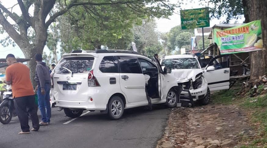 Kecelakaan beruntun yang terjadi di jalur wisata Karanganyar, tepatnya di Karangpandan, Sabtu (1/2/2025) sore. Kecelakaan ini melibatkan 3 kendaraan.
