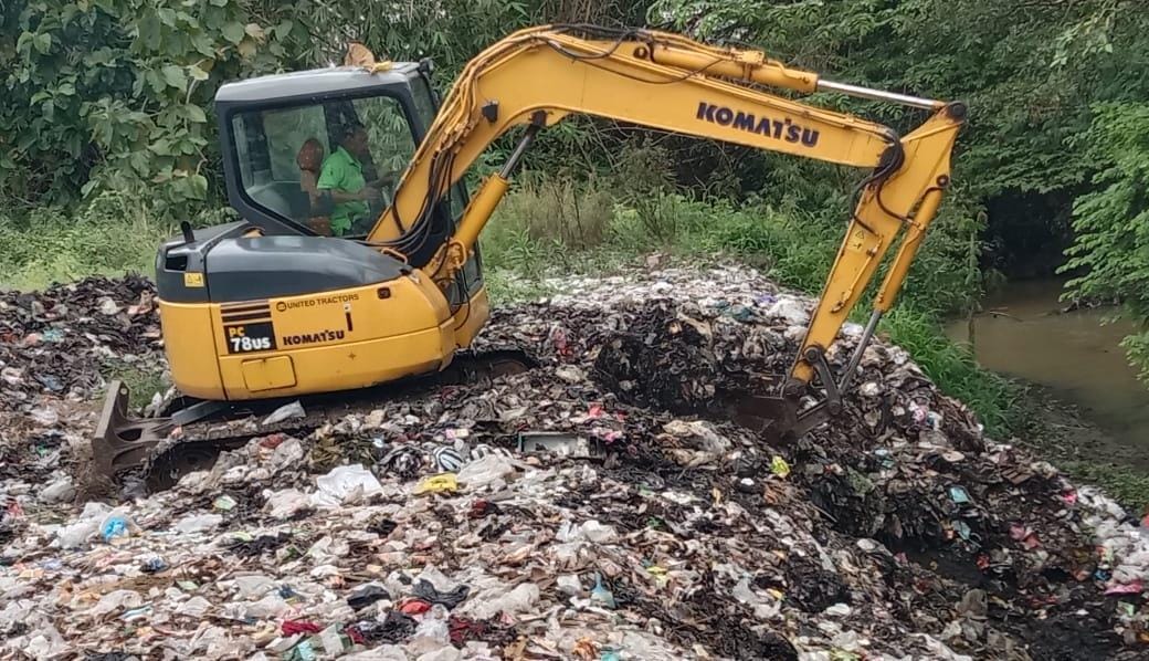 Alat berat dikerahkan untuk mengeruk sampah di tepi sungai Desa Kebak, Kebakkramat, Karanganyar.
