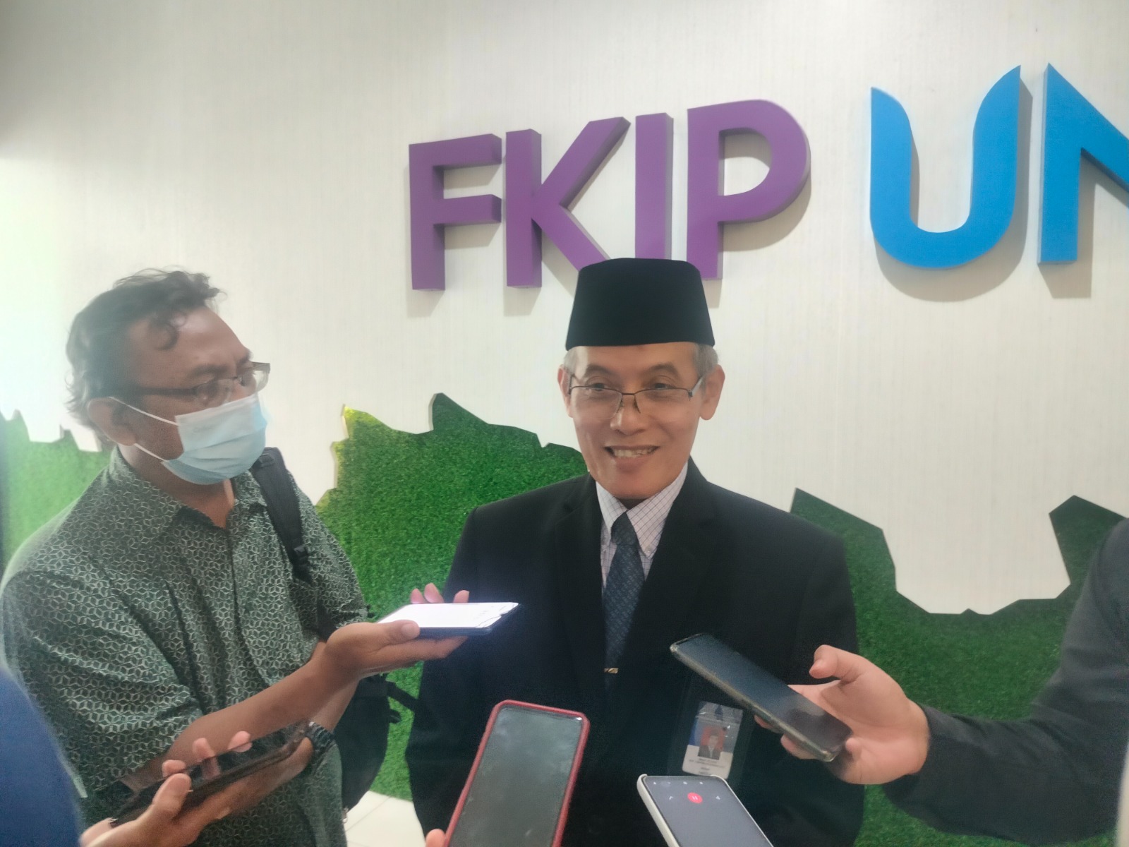 MENERANGKAN: Dekan Fakultas Keguruan dan Ilmu Pendidikan (FKIP) UNS Solo Imam Sujadi beri keterangan ke wartawan.