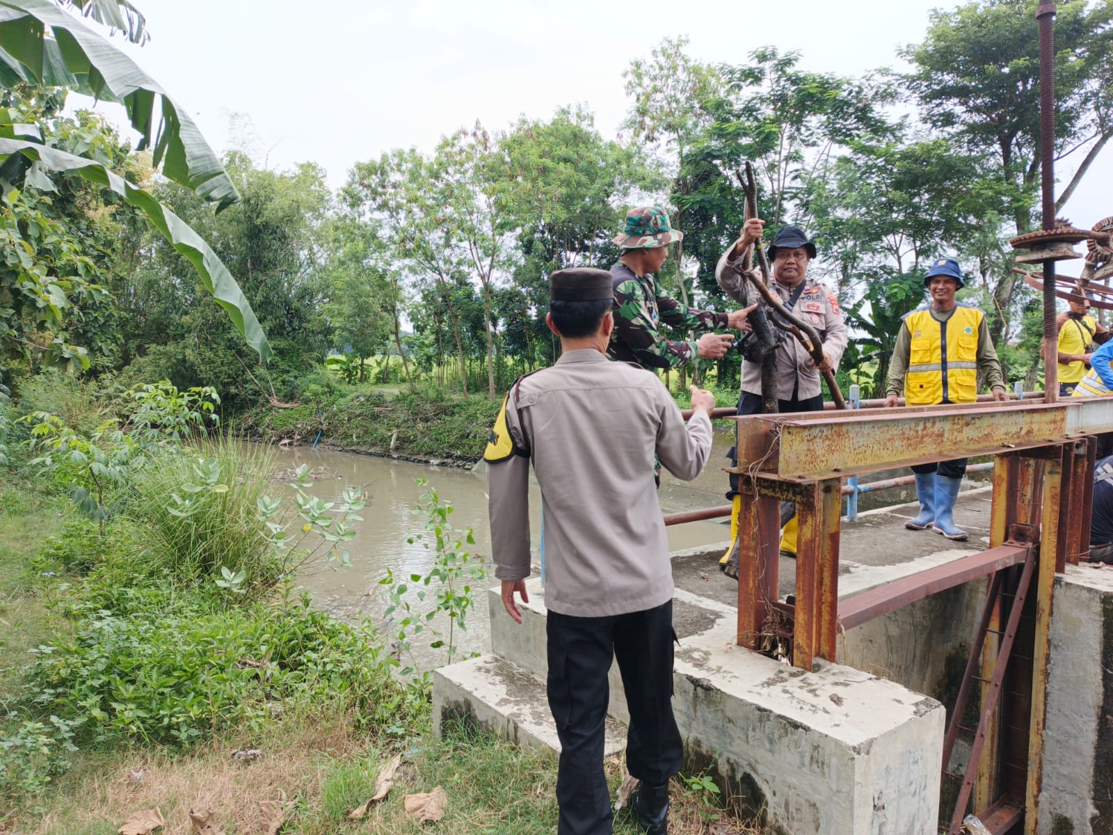 Unsur TNI-Polri dan pemerintah desa cek pintu air Bendung Siluwur di Tegalsari, Weru, Sukoharjo.