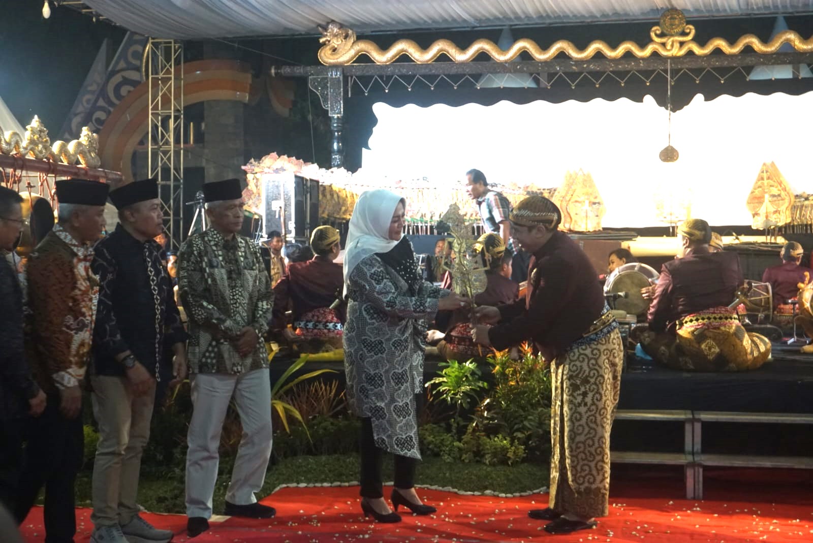 Penyerahan tokoh wayang dari Bupati Klaten ke dalang Ki Bayu Aji di Alun-alun Klaten, Sabtu (1/2/2025) malam.