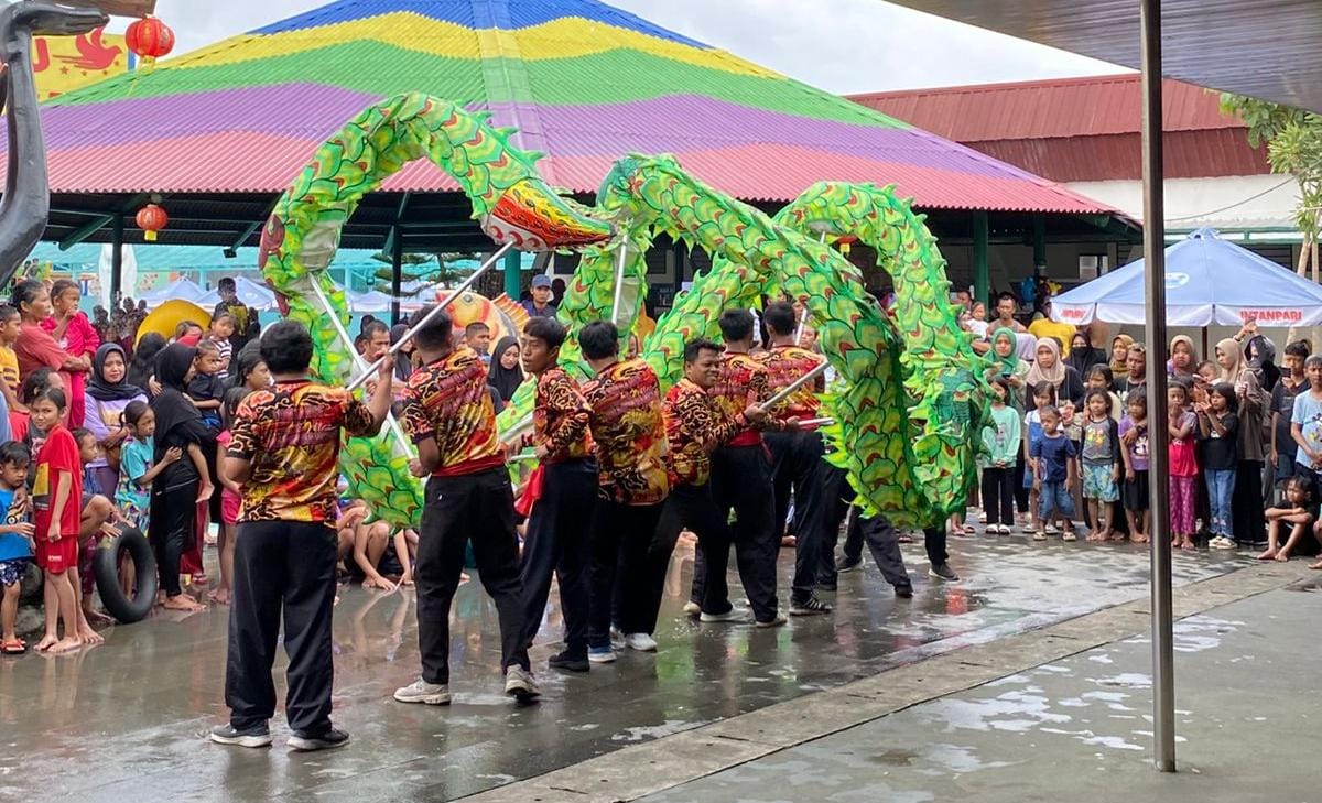 Penampilan atraksi liong di Taman Edupark Intanpari Karanganyar, Minggu (2/2/2025).