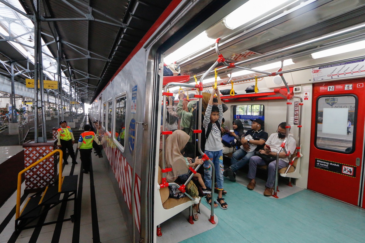 Penumpang KRL Solo-Yogya di Stasiun Solo Balapan belum lama ini.
