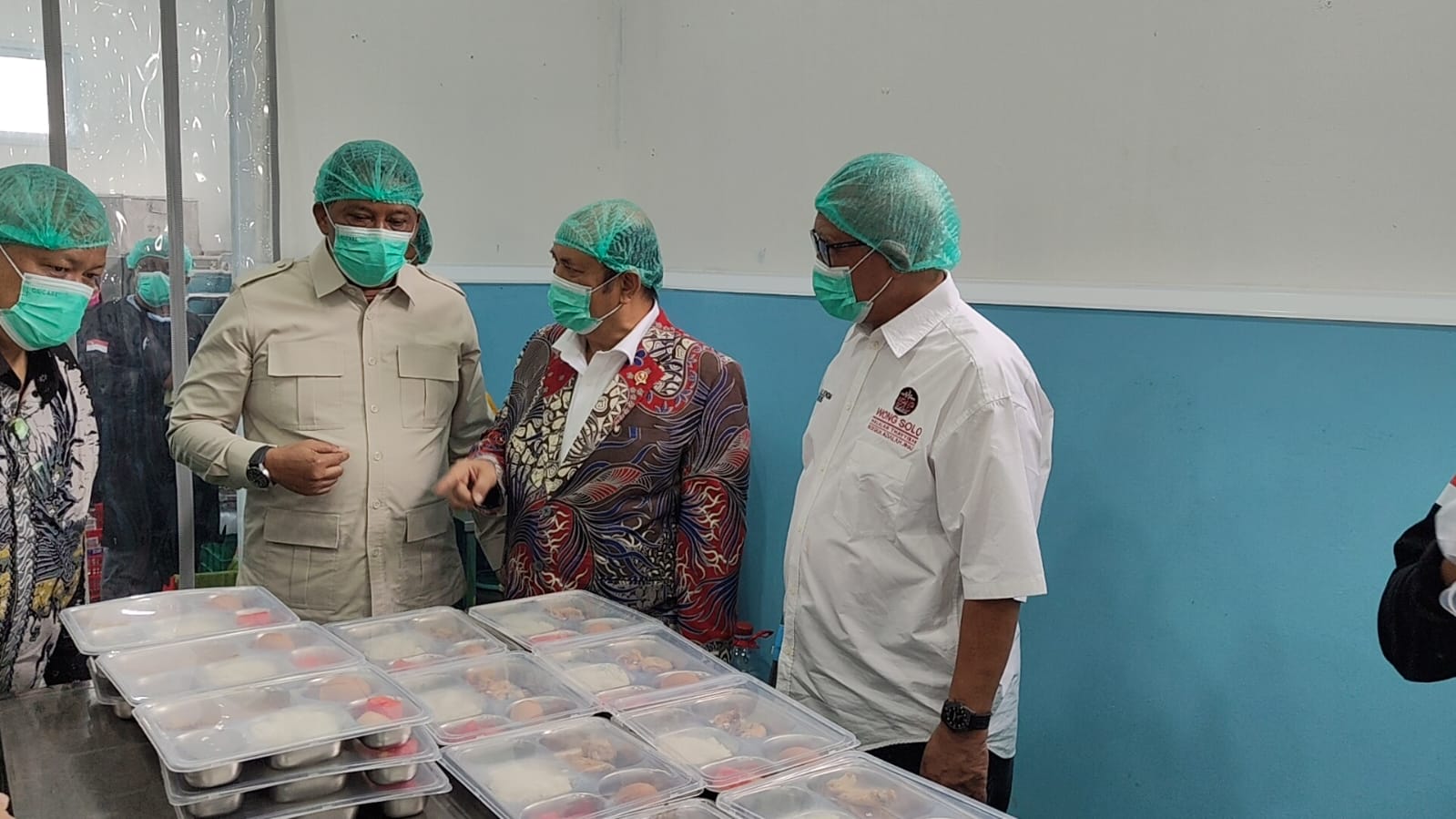 Menteri PPN atau Kepala (Bappenas) Rachmat Pambudy (tengah), Kepala BGN Dadan Hindayana (kiri), dan Puspo Wardoyo pemilik Wong Solo Group cek SPPG di Desa Gagaksipat, Ngemplak, Boyolali, Rabu (15/1).