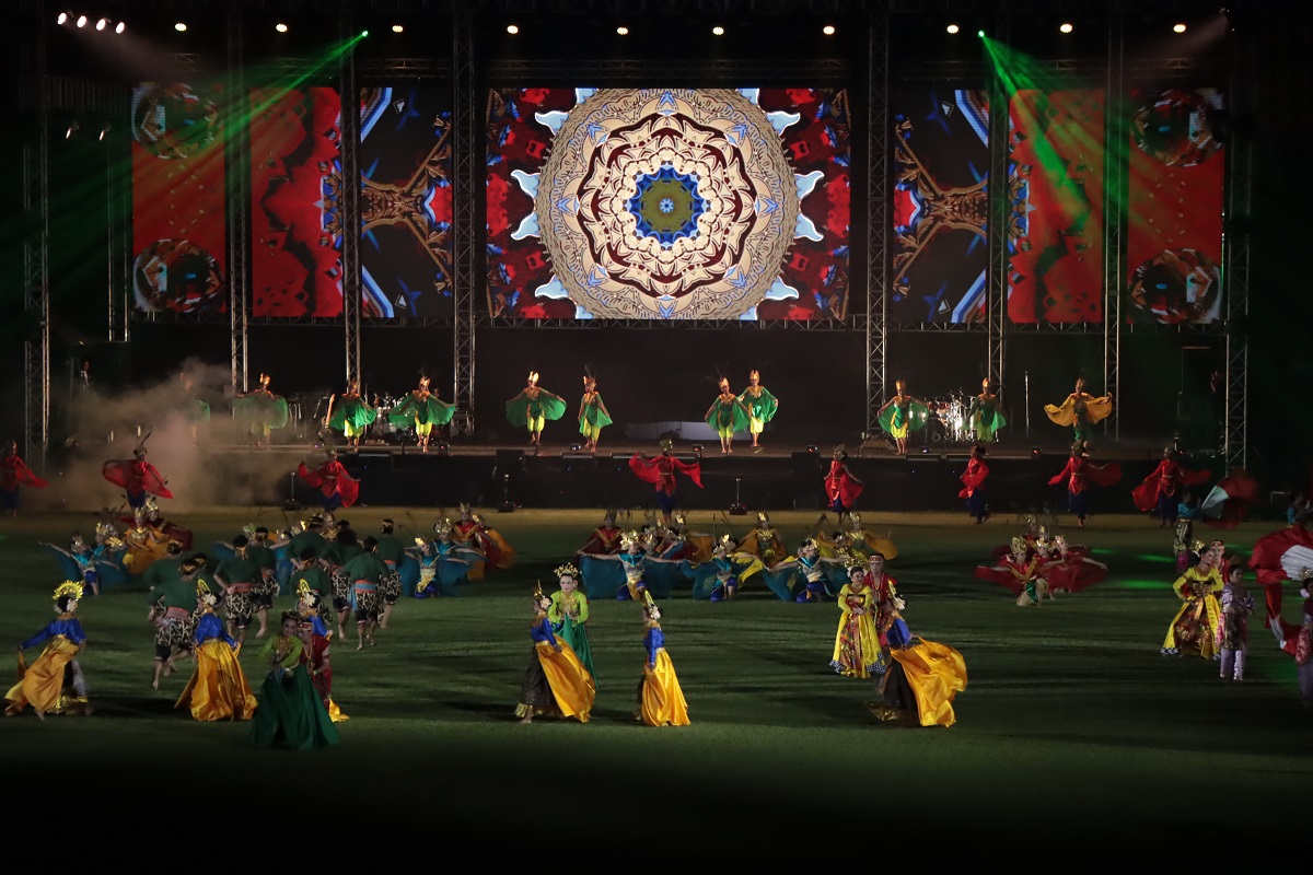 Penampilan tari kolosal puncak Silaturahmi Nasional Hari Jadi ke-17 Gerakan Membangun Desa di Stadion Manahan, Solo, Sabtu (1/2/2025) malam.