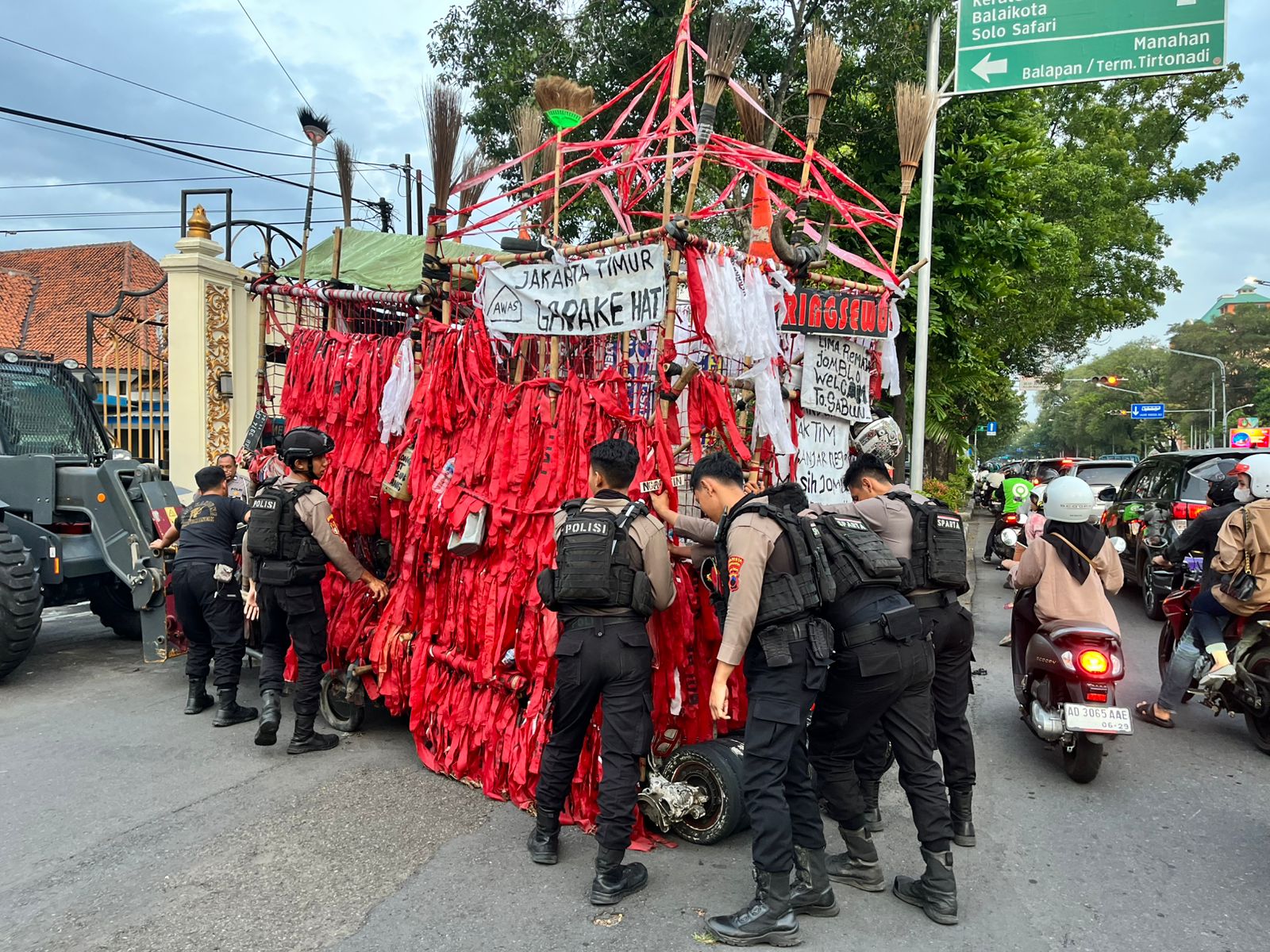 Anggota Polresta Solo mengamankan sepeda motor yang dimodifikasi sedemikian rupa, Minggu (2/2/2025).