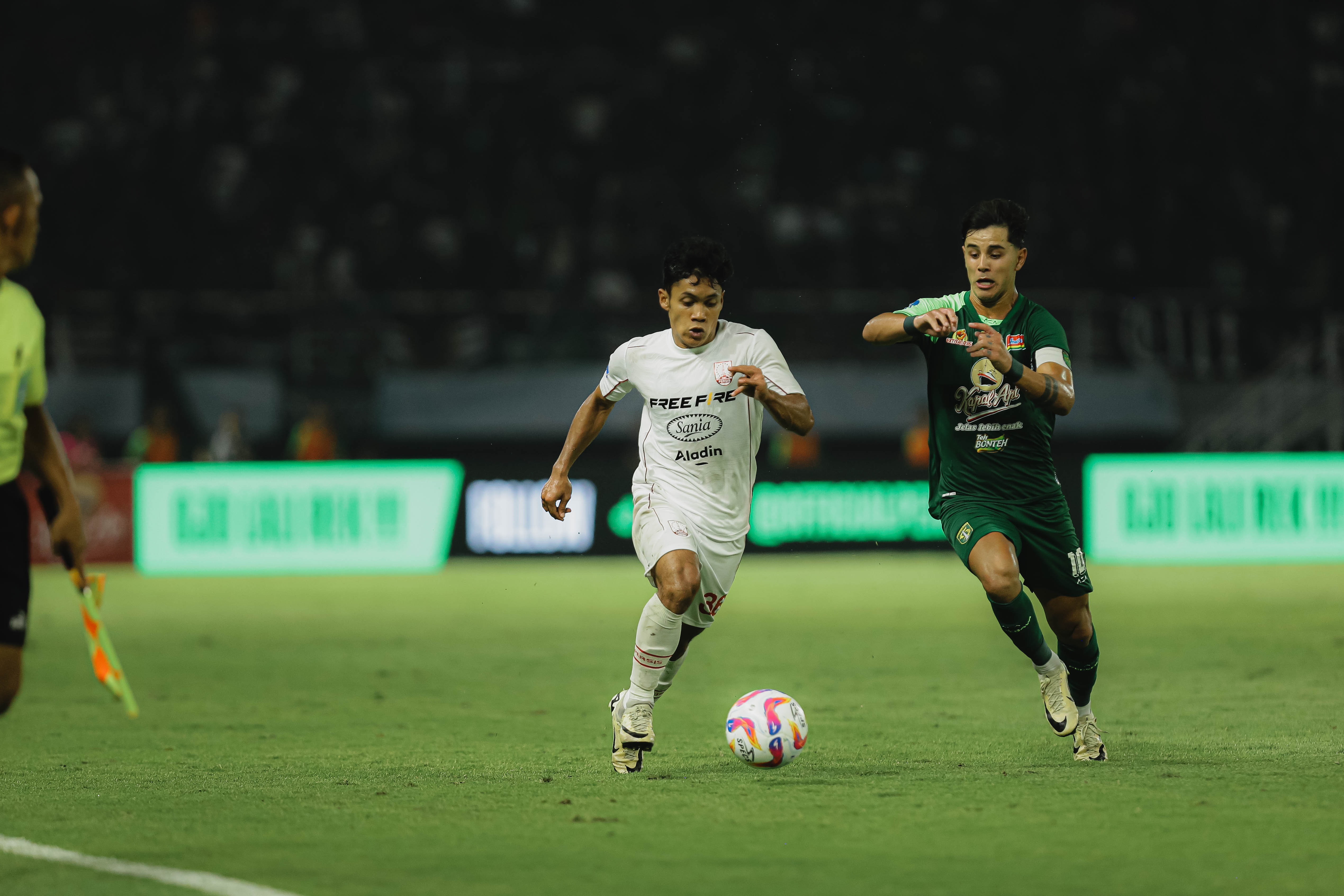 DIJAGA KETAT: Gelandang Persis Solo Althaf Indie (kiri) berebut bola dengan winger Persebaya Surabaya Bruno Moreira di Stadion Gelora Bung Tomo (18/9/2024).
