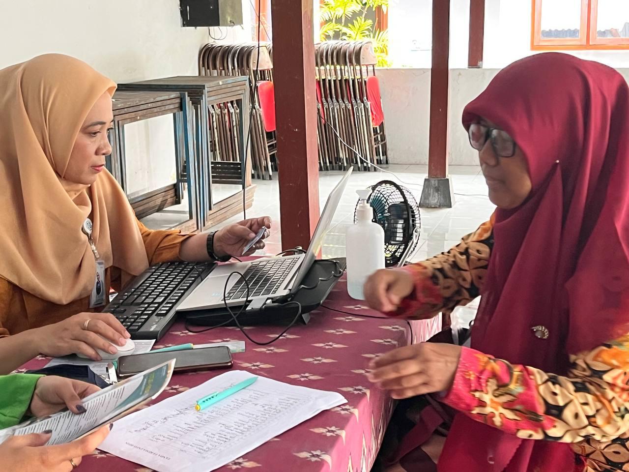Peserta JKN asal Boyolali saat mengurus perubahan data BPJS Kesehatan.