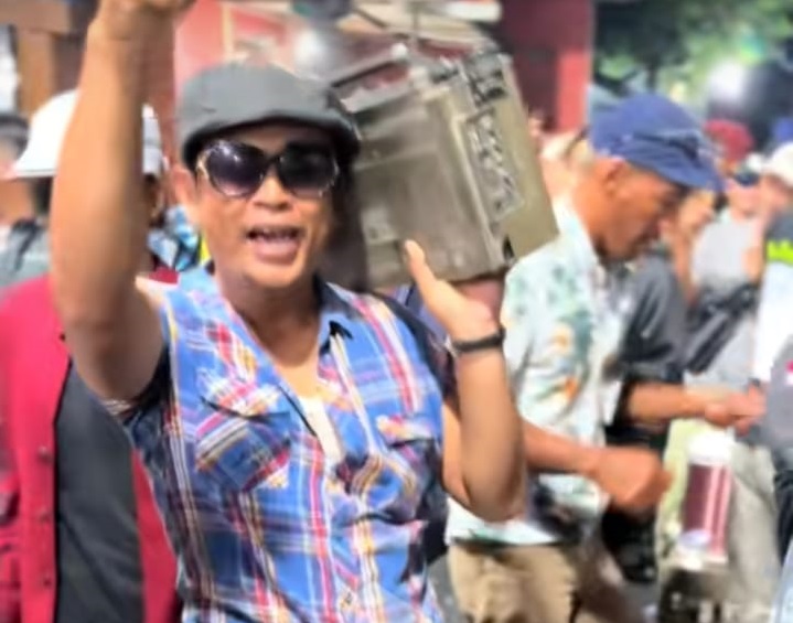 Penikmat penampilan OM Lorenza mengenakan kostum jadul dan memanggul tape lawas diunggah akun Tiktok Setya_Wijaya22.