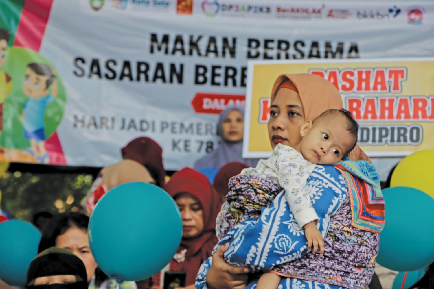 BANGUN KEDEKATAN: Menyusui langsung dari air susu ibu akan lebih bagus bagi anak di bawah usia 2 tahun.