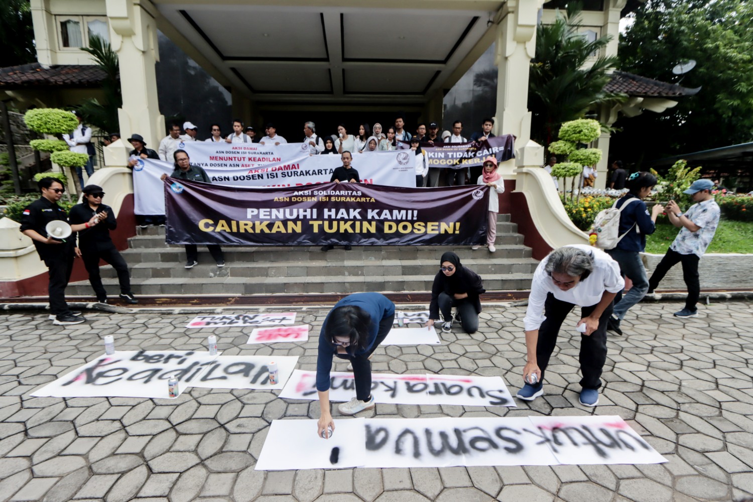 Ratusan dosen ASN ISI Surakarta menggelar aksi demonstrasi di halaman rektorat kampus, Senin (3/2/2025) pagi.