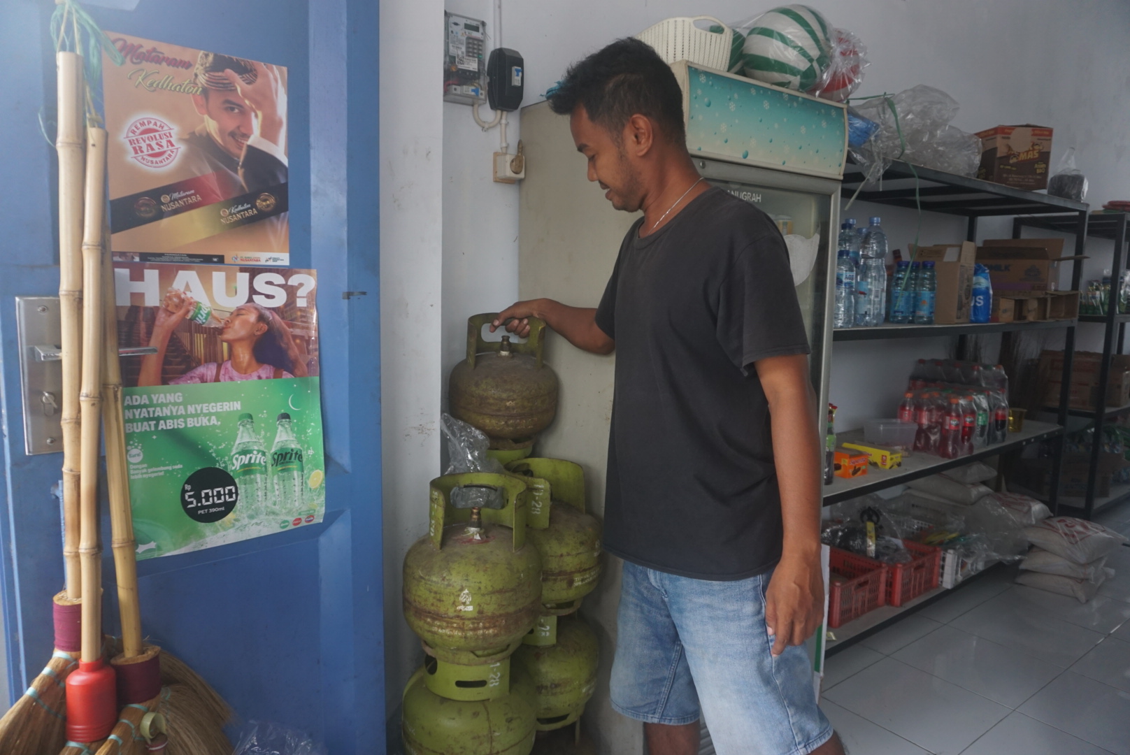 Persediaan gas elpiji 3 Kg di salah satu warung kelontong di Desa Jelobo, Kecamatan Wonosari, Klaten. (Angga Purenda/Radar Solo)