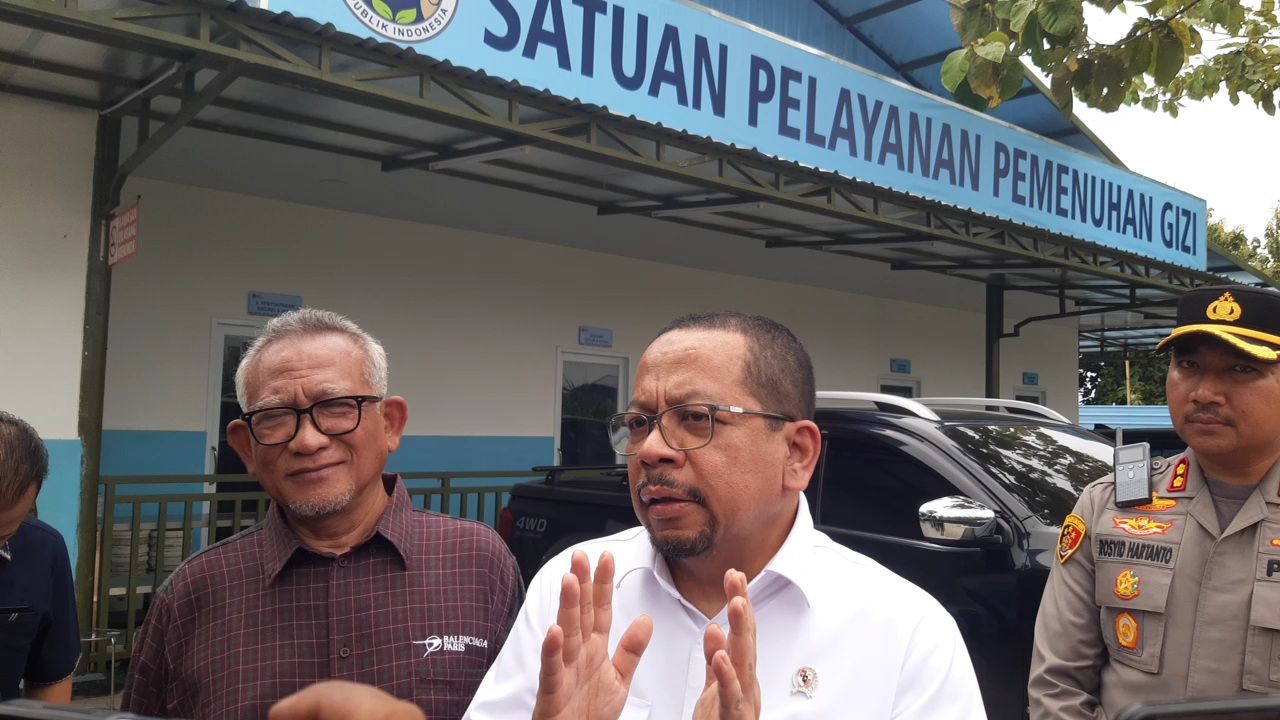 Wakil Kepala Staf Kepresidenan Muhammad Qodari tinjau operasional SPPG Gagaksipat, Boyolali, Senin (3/2/2025).