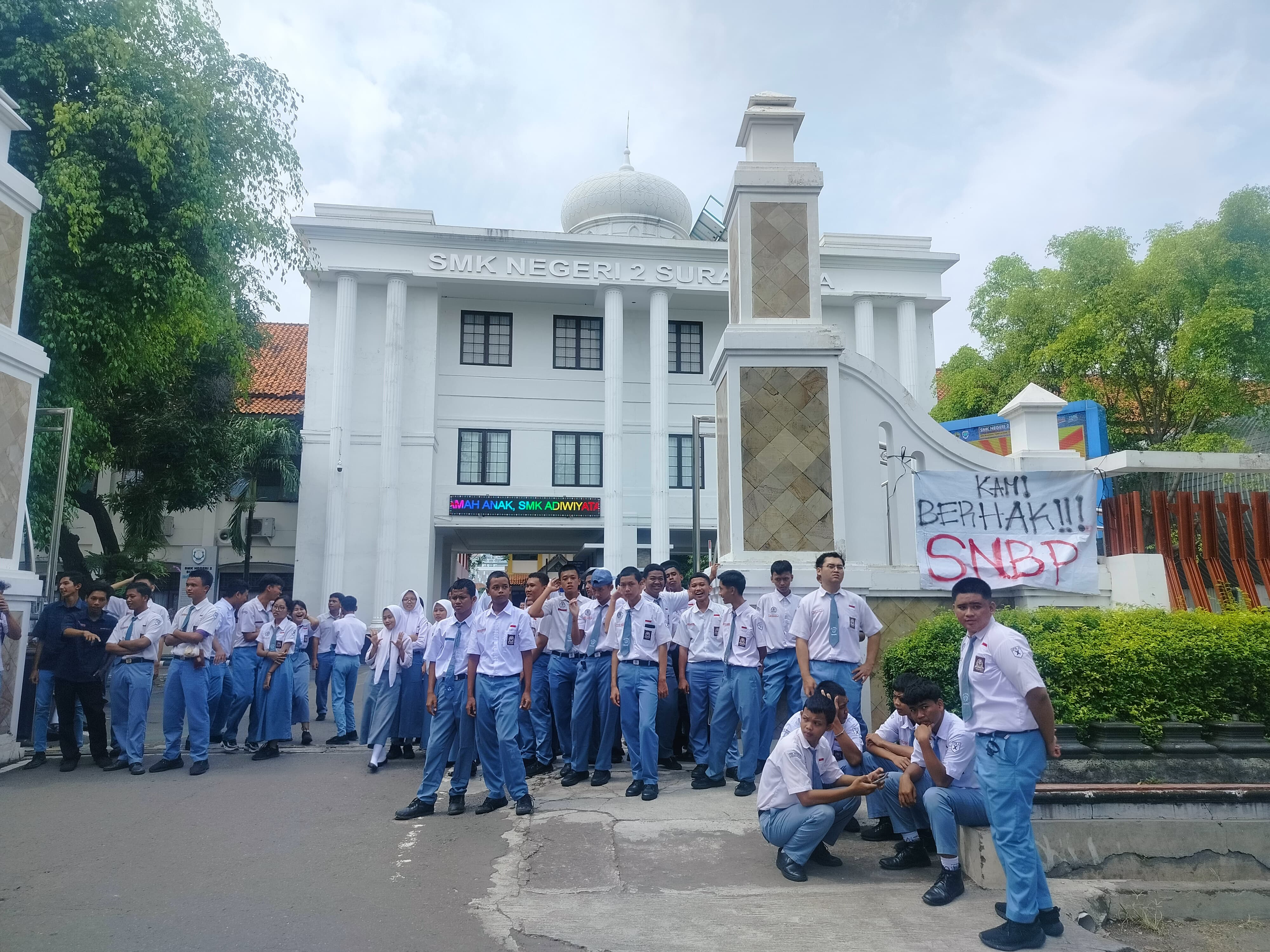 Siswa SMKN 2 Solo gelar aksi demonstrasi karena terancam tak bisa daftar SNBP buntut kelalaian pihak sekolah, Senin (3/2/2025).