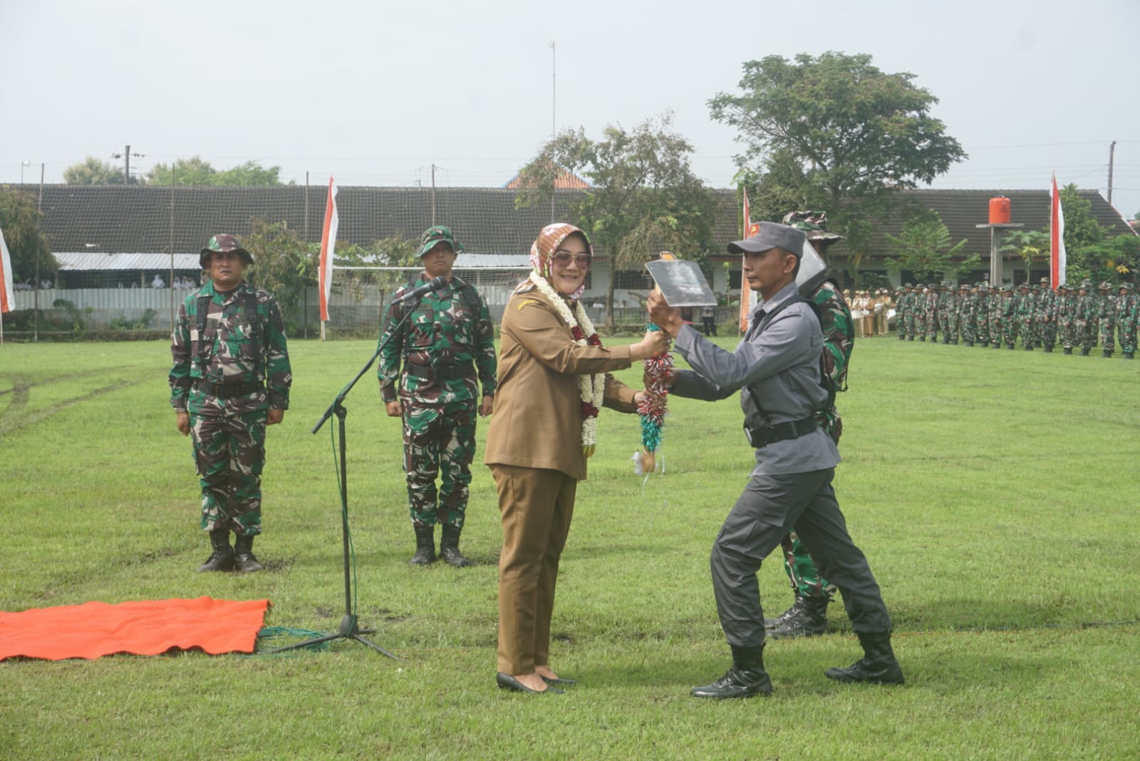 Bupati Klaten Sri Mulyani menyerahkan secara simbolis peralatan program karya bakti di Desa Jelobo, Kecamatan Wonosari, Klaten , Senin (3/2/2025). (Angga Purenda/Radar Solo)