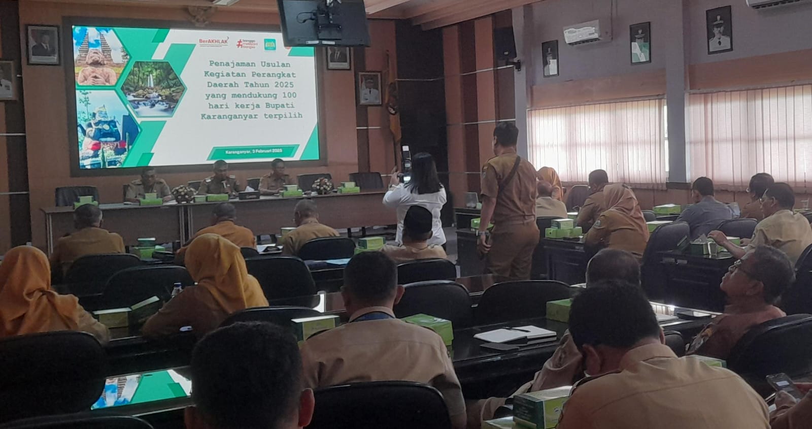Guru di Kabupaten Karanganyar mengikuti pertemuan di kantor pemkab. (Rudi Hartono/Radar Solo)
